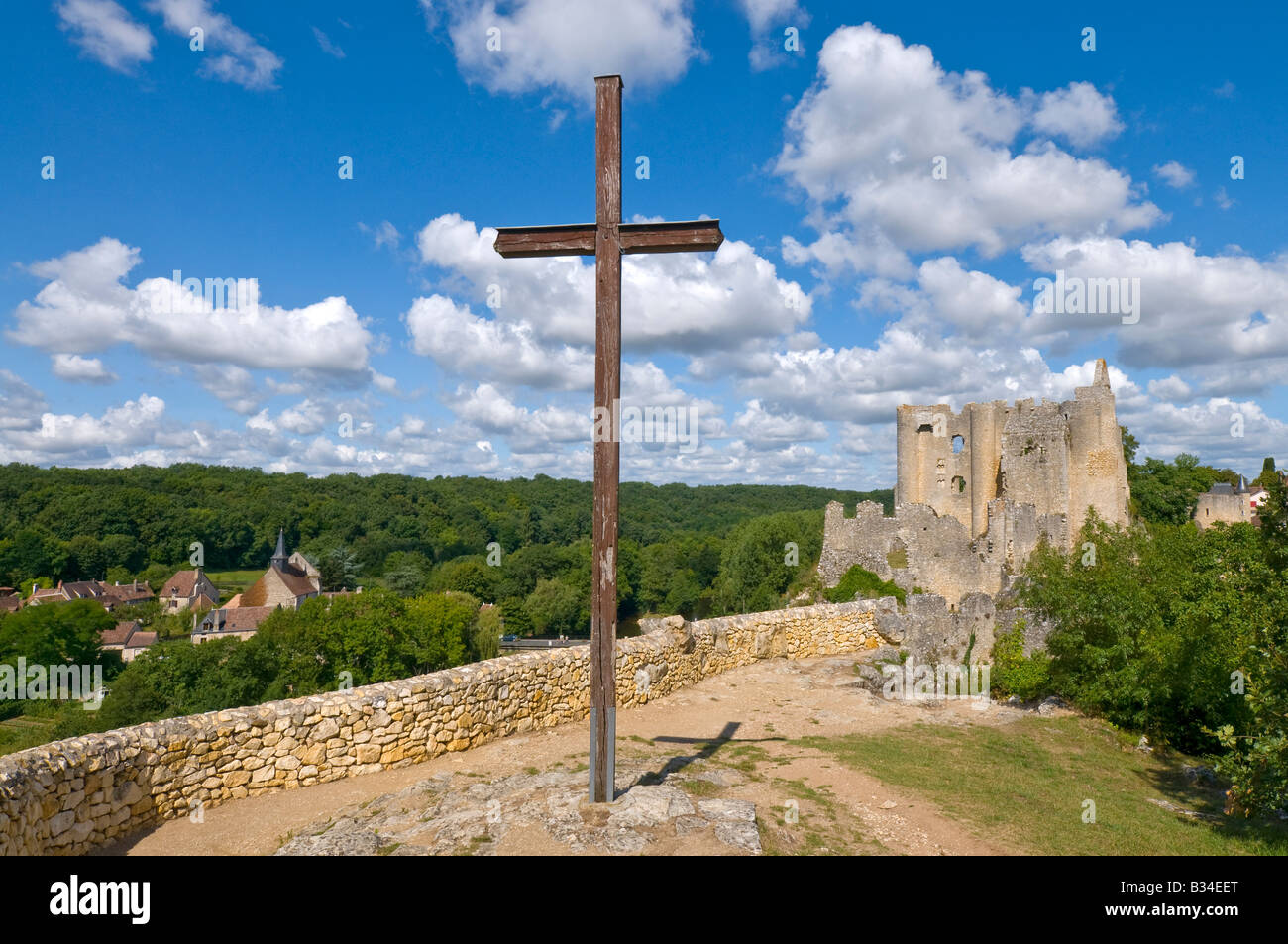 Croce di legno e rovinato chateau affacciato sulla città di angoli-sur-l'Anglin, Vienne, in Francia. Foto Stock