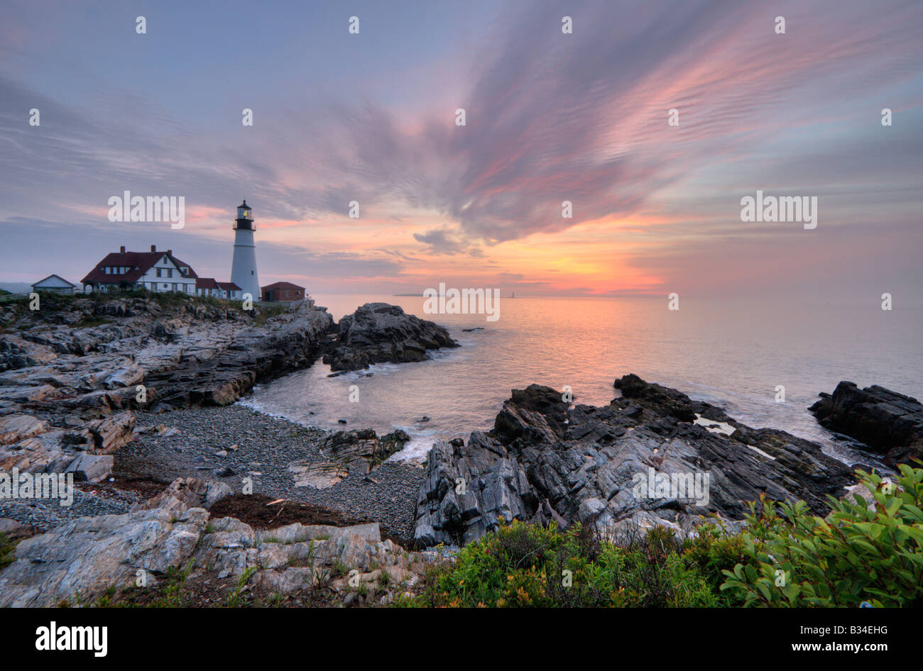Fort Williams faro sulla costa del Maine nelle prime ore del mattino al sorgere del sole Foto Stock