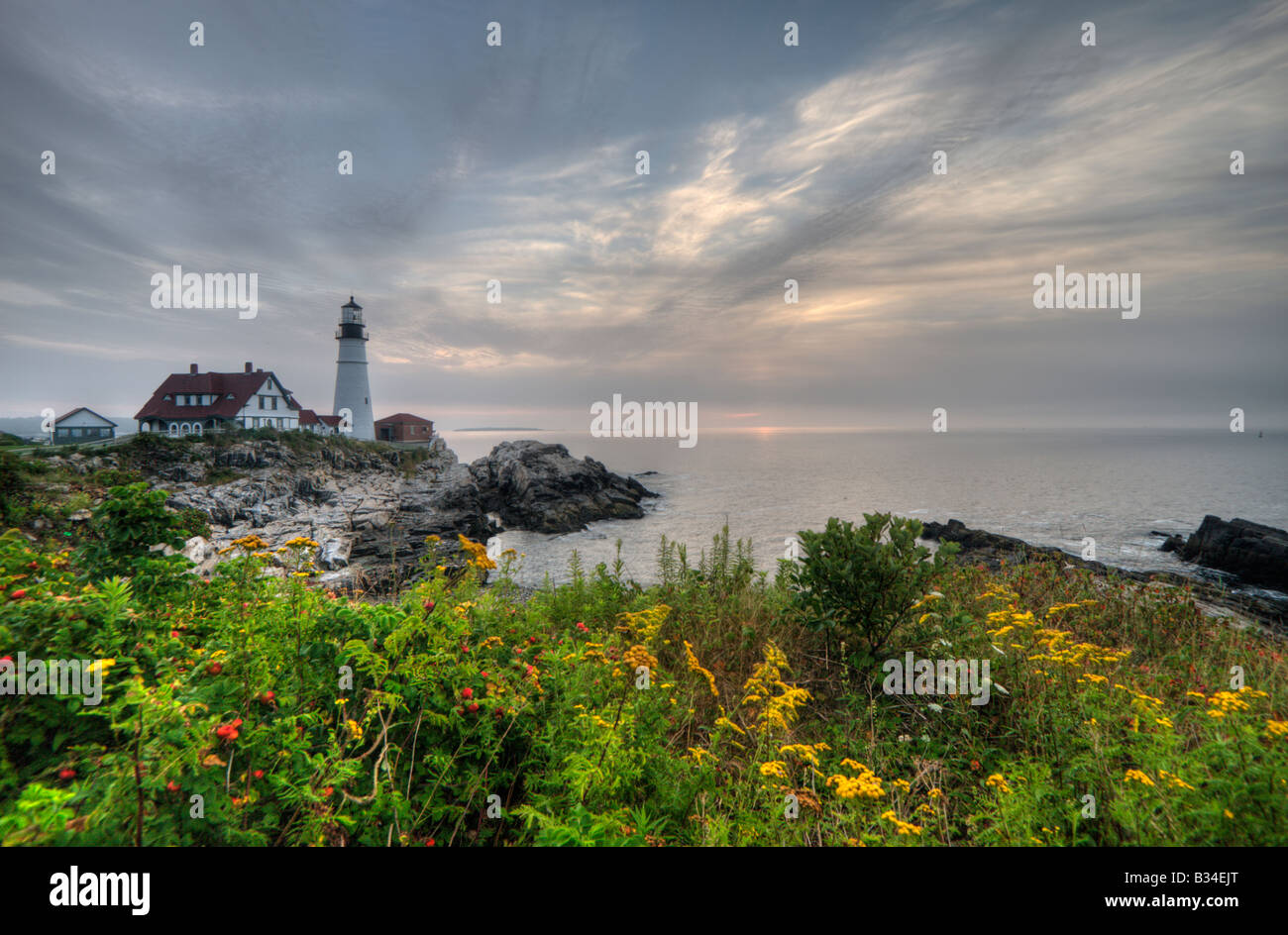 Fort Williams faro sulla costa del Maine nelle prime ore del mattino al sorgere del sole Foto Stock