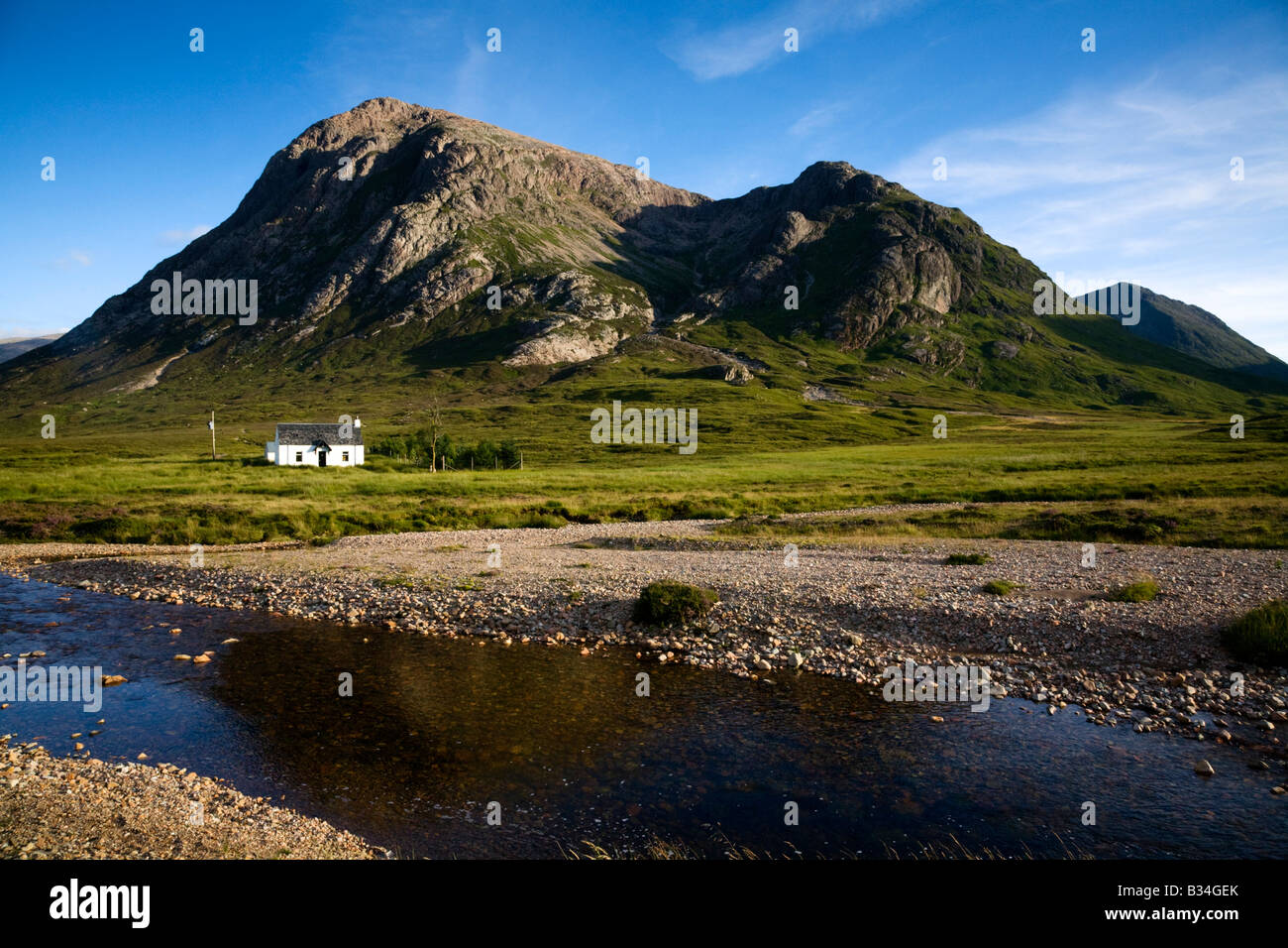 Cottage Lagangarbh sotto Buachaille Etive Mor Glen Coe Lochaber in Scozia Foto Stock