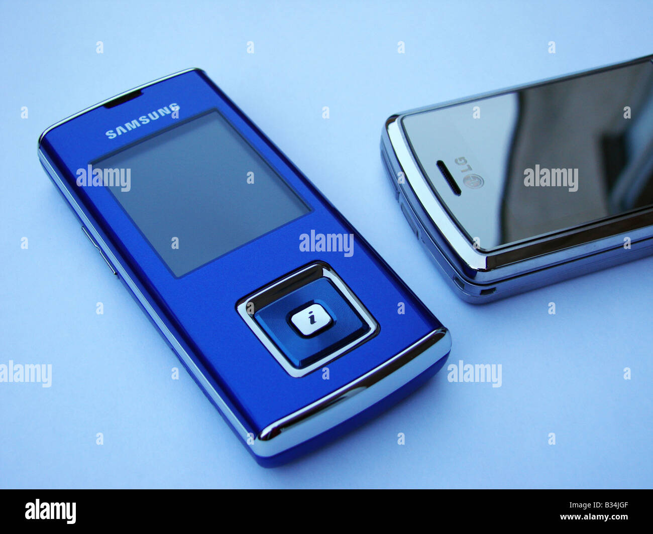 Due eleganti elegante telefoni cellulari Foto stock - Alamy