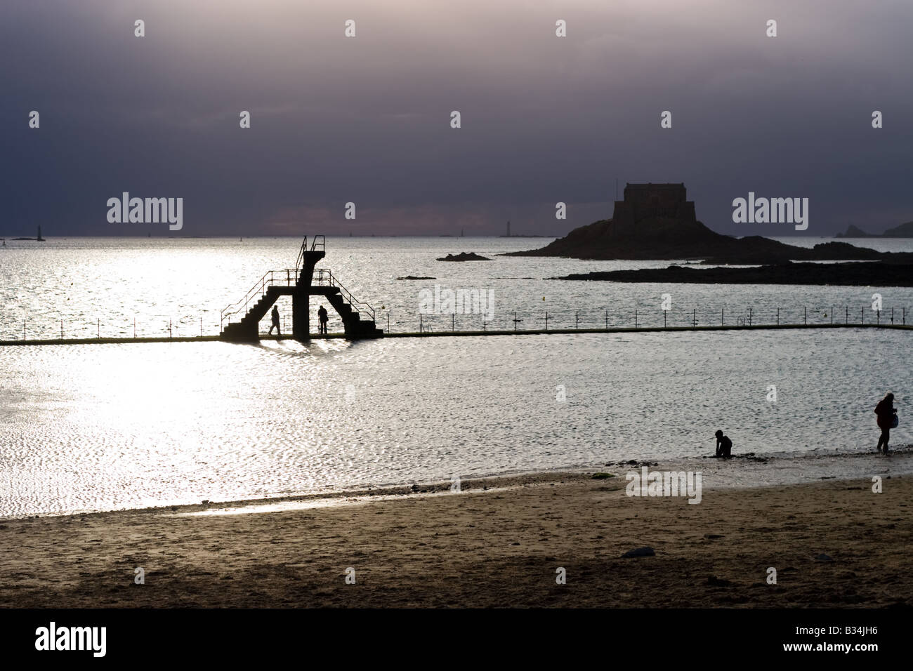 Silhouette di persone dalla famosa piscina nel centro di Saint Malo Francia Foto Stock