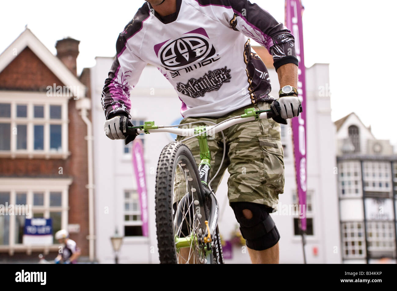 Un ciclista stunt promuovere l'animale brand di abbigliamento in occasione di un evento nel mercato in Salisbury Regno Unito Foto Stock
