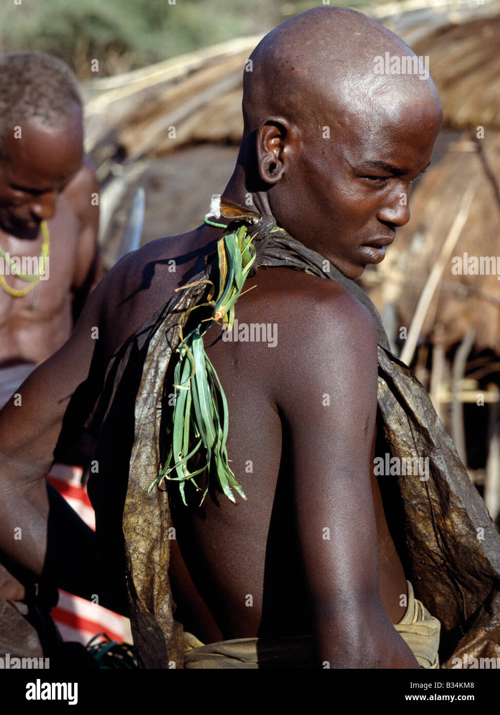 Kenya, Samburu District, South Horr. Un Samburu gioventù nella circoncisione abbigliamento pensively attende per il suo turno " sotto il coltello". Il Foto Stock