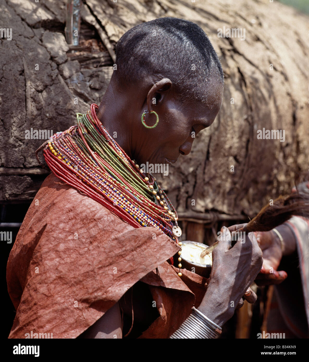 Kenya, Samburu District, Porro. Il giorno dopo un Samburu boy è stato circonciso, un 'Firestick sambuco' - uno degli anziani responsa Foto Stock