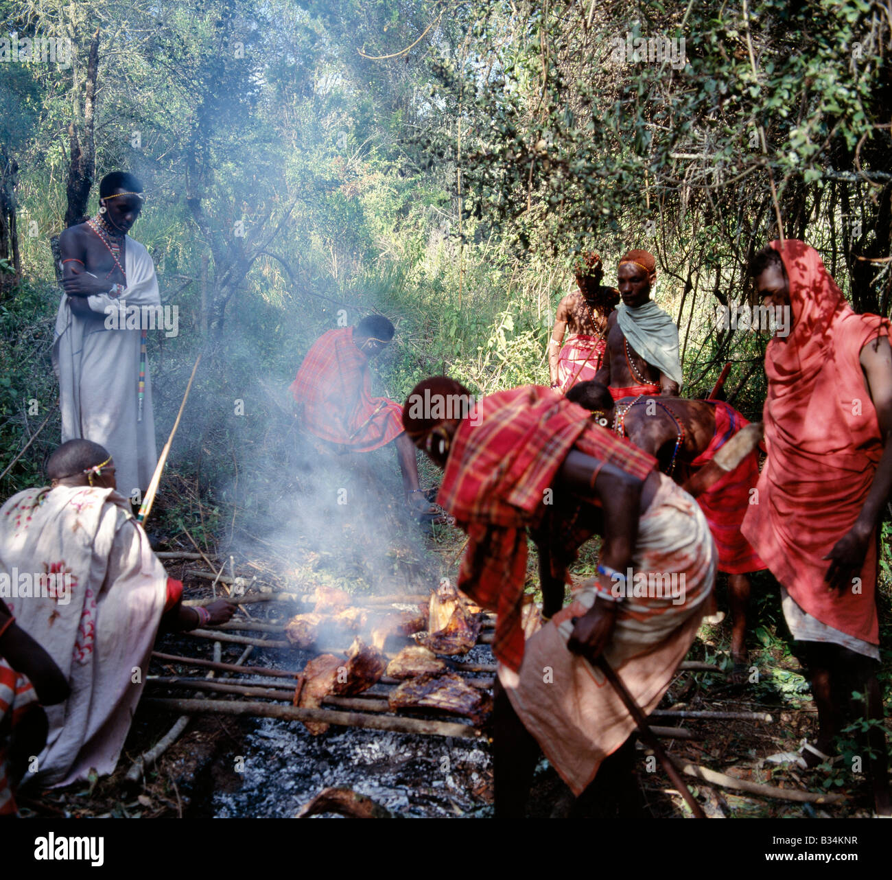 Kenya, Samburu District, Porro. Durante ogni Samburu cerimonia, i bovini vengono macellati e la carne viene arrostito su fuochi di legno. Guerrieri non sarà mai mangiare carne in presenza delle donne sposate.T Foto Stock