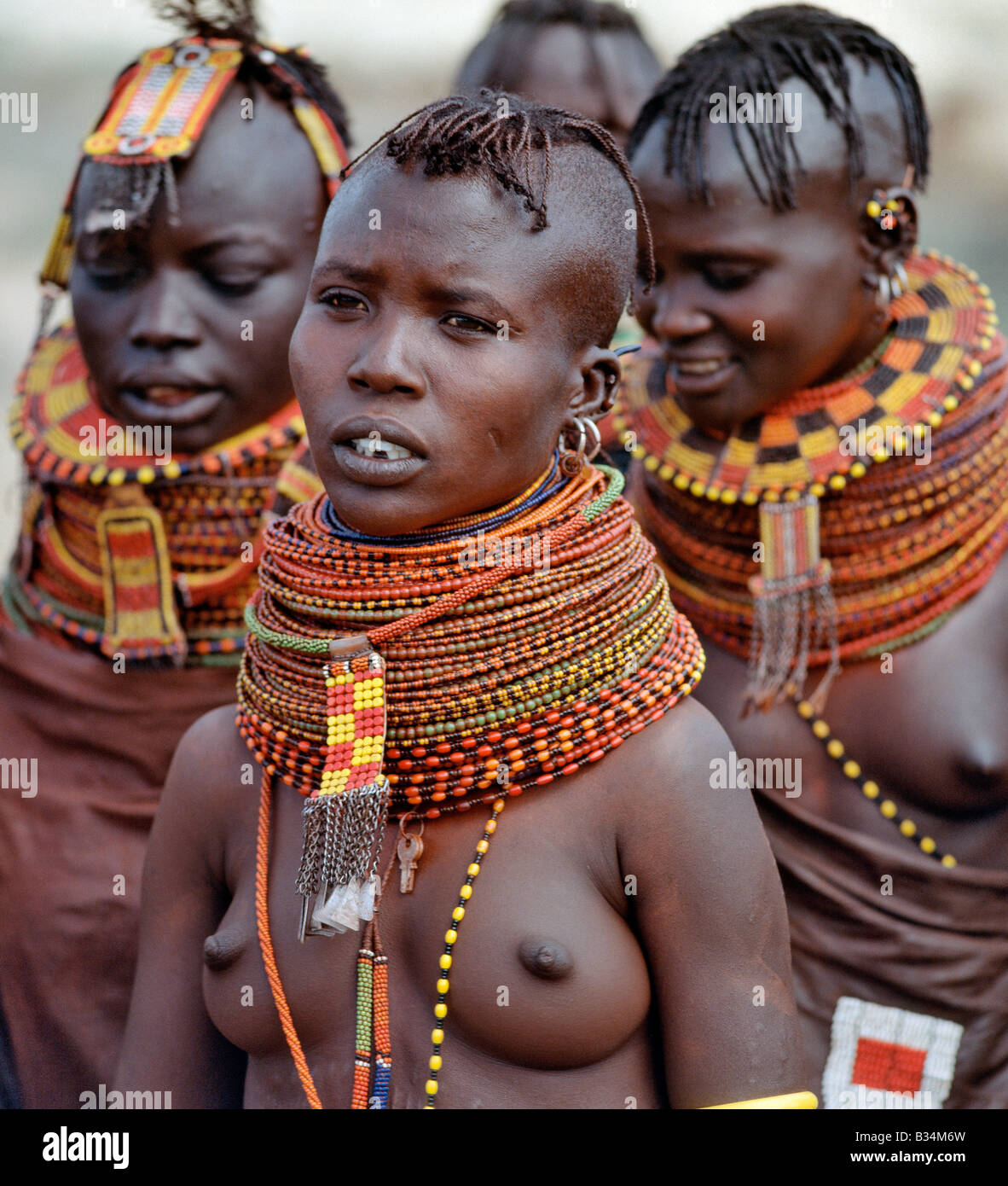 Kenya, Baragoi, Nachola. Un gruppo di ragazze Turkana assemblare per celebrare un matrimonio.Non vi è molto da imparare la lingua Foto Stock