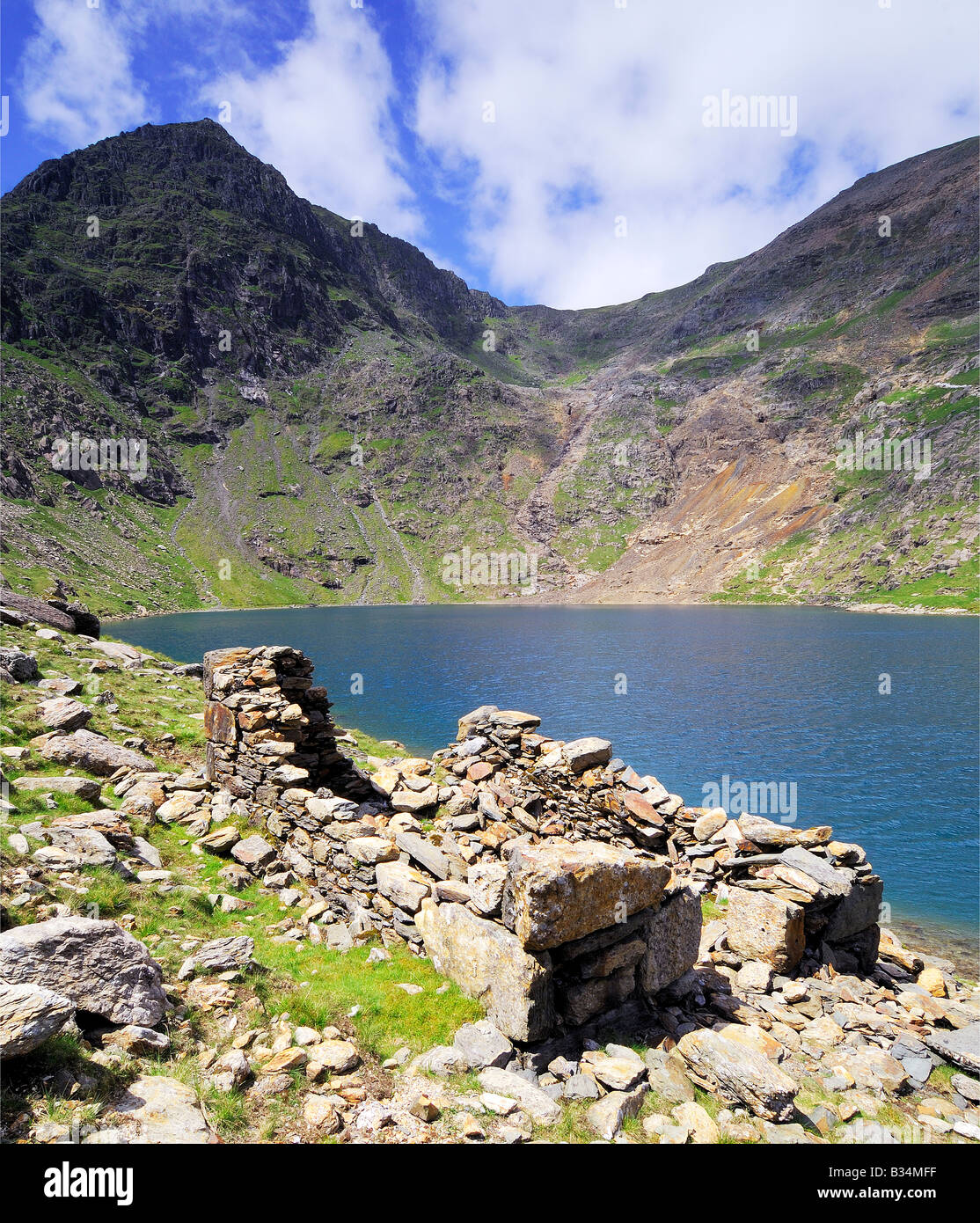 Guardando attraverso Llyn Glaslyn accanto ai minatori la via verso la cima di Mount Snowdon nel Galles del Nord Foto Stock