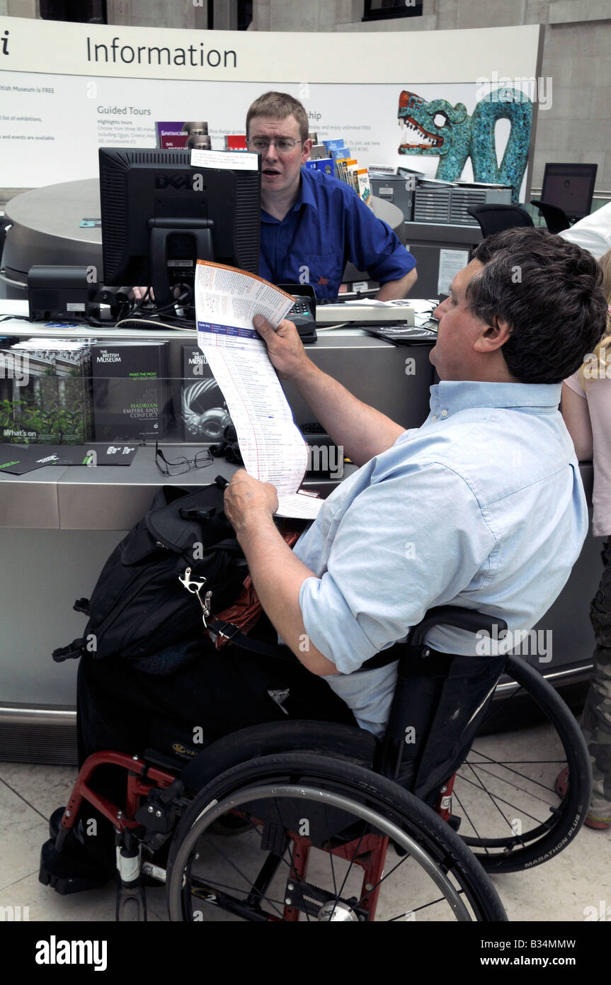 Regno Unito visitatori con disabilità presso il banco informazioni del British Museum di Londra. Foto Julio Etchart Foto Stock