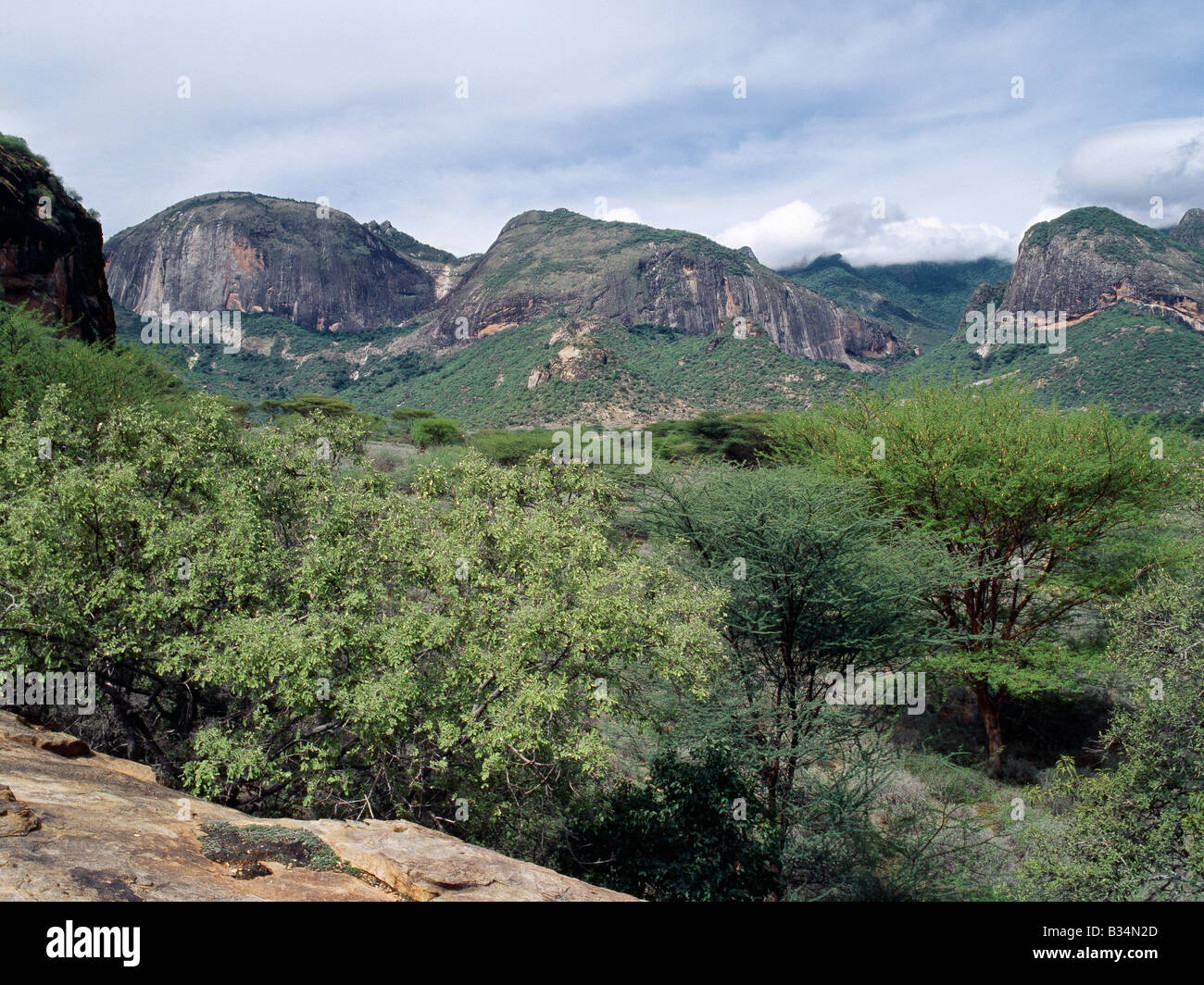 Kenya, Samburu district, Ndoto montagne. Pareti rocciose a picco delle imponenti montagne Ndoto vicino Ngurunit in Samburuland.La regione è la casa del Samburu Le popolazioni del nord del Kenya che sono un semi-nomade pastorale comunità collegati alla loro più famosi cugini, il -maa parlando Maasai. Foto Stock