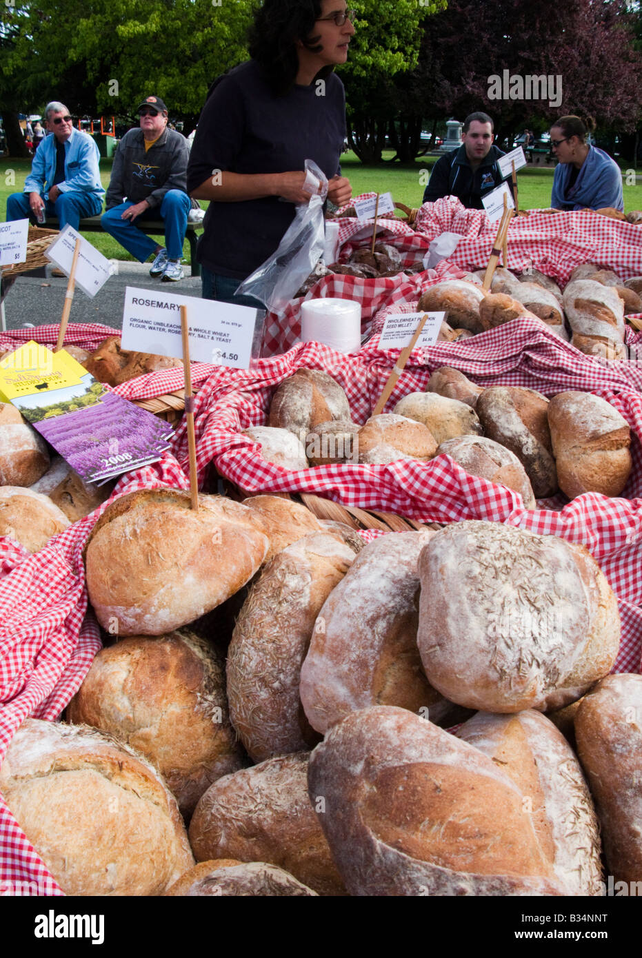 "Pane fresco per la vendita presso il Gange mercato del weekend sulla molla di sale isola della Columbia britannica in Canada" Foto Stock
