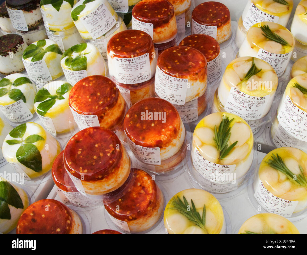 Realizzato localmente il formaggio di capra per la vendita presso il Gange mercato del weekend sulla molla di sale isola in Canada Foto Stock