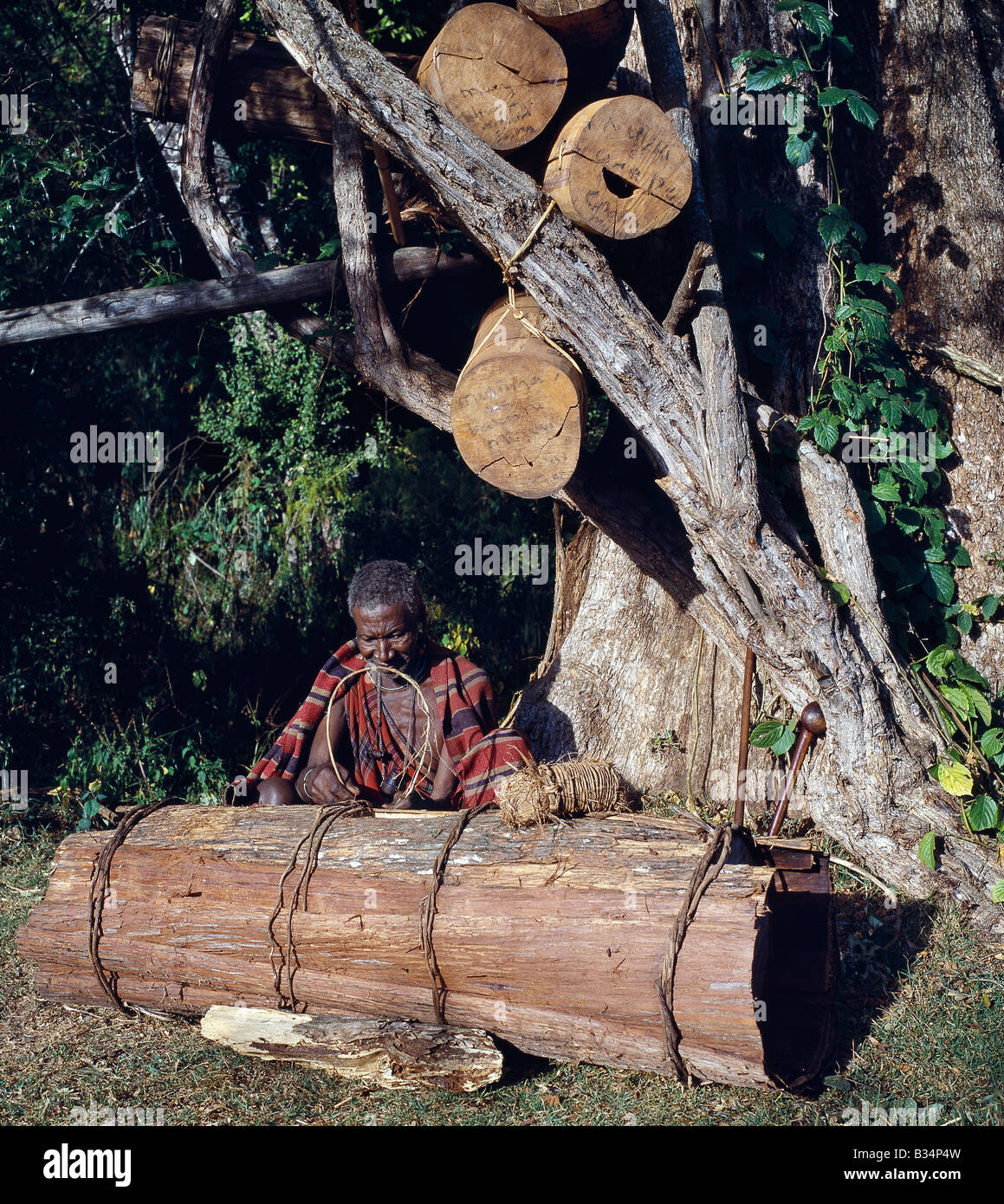 Kenya, Narok, Foresta Mau. Il Popolo Ogiek sono cacciatori-raccoglitori che  vivono nella foresta Mau. Raccolgono il miele per il consumo e la vendita  da alveari fanno da scavato logs. Qui, un vecchio