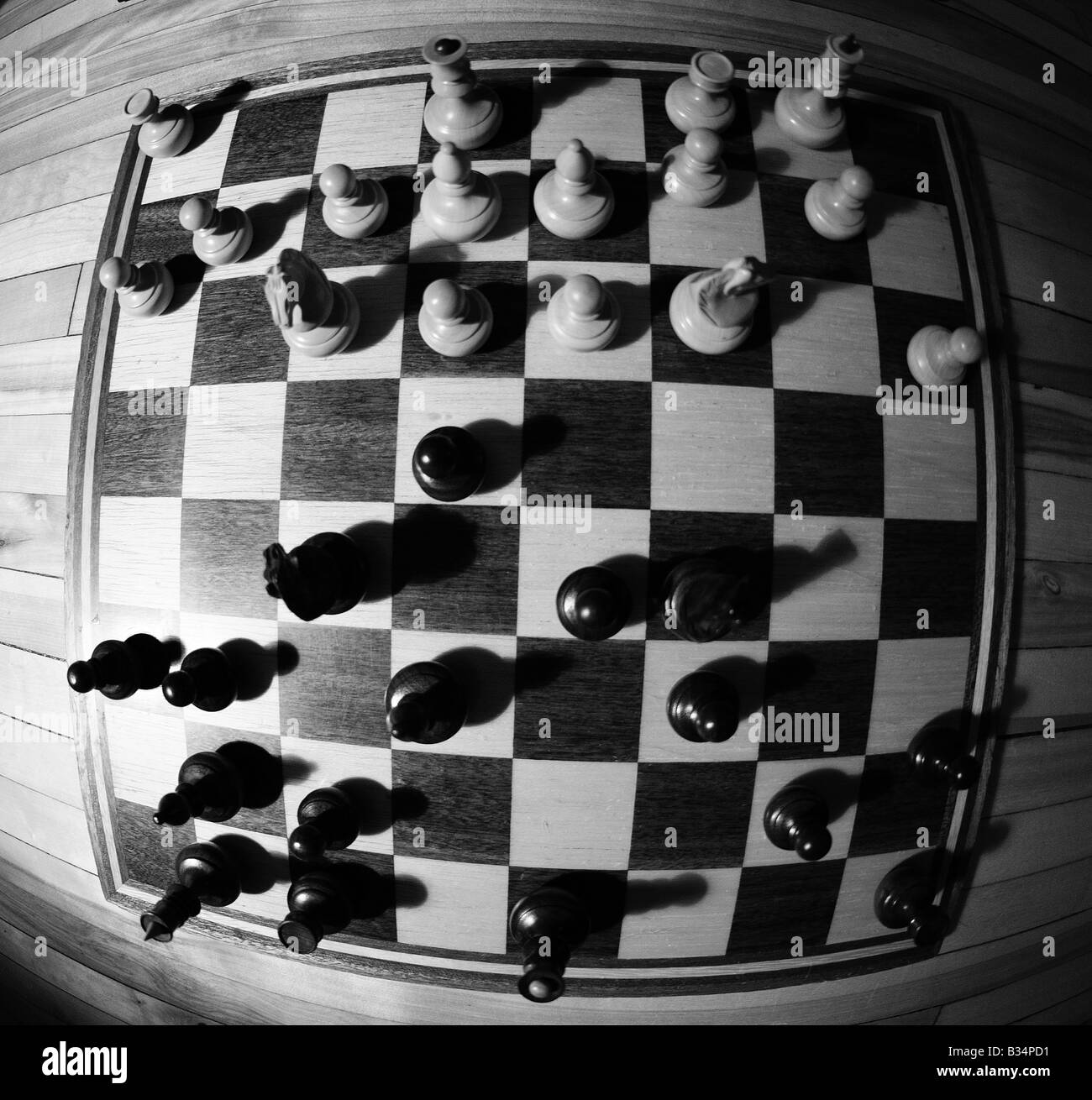 Ampio angolo di immagini dettagliate di vari pezzi di scacchi, queen, king, zampe, in bianco e nero su una scacchiera, dimettersi sconfitta, controllare Foto Stock