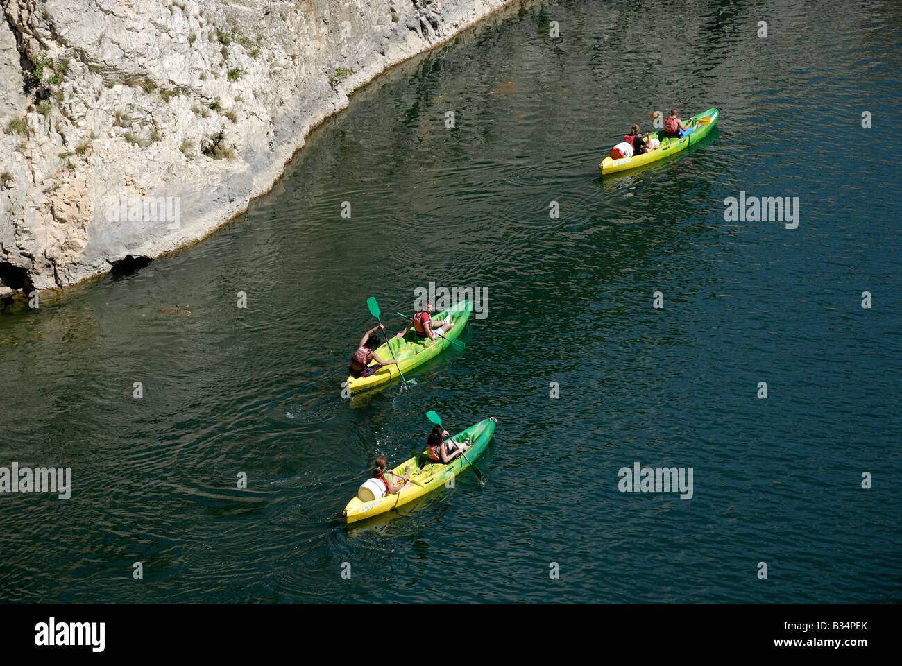 Il kayak sul fiume Gard in Francia meridionale vicino a Nimes Foto Stock