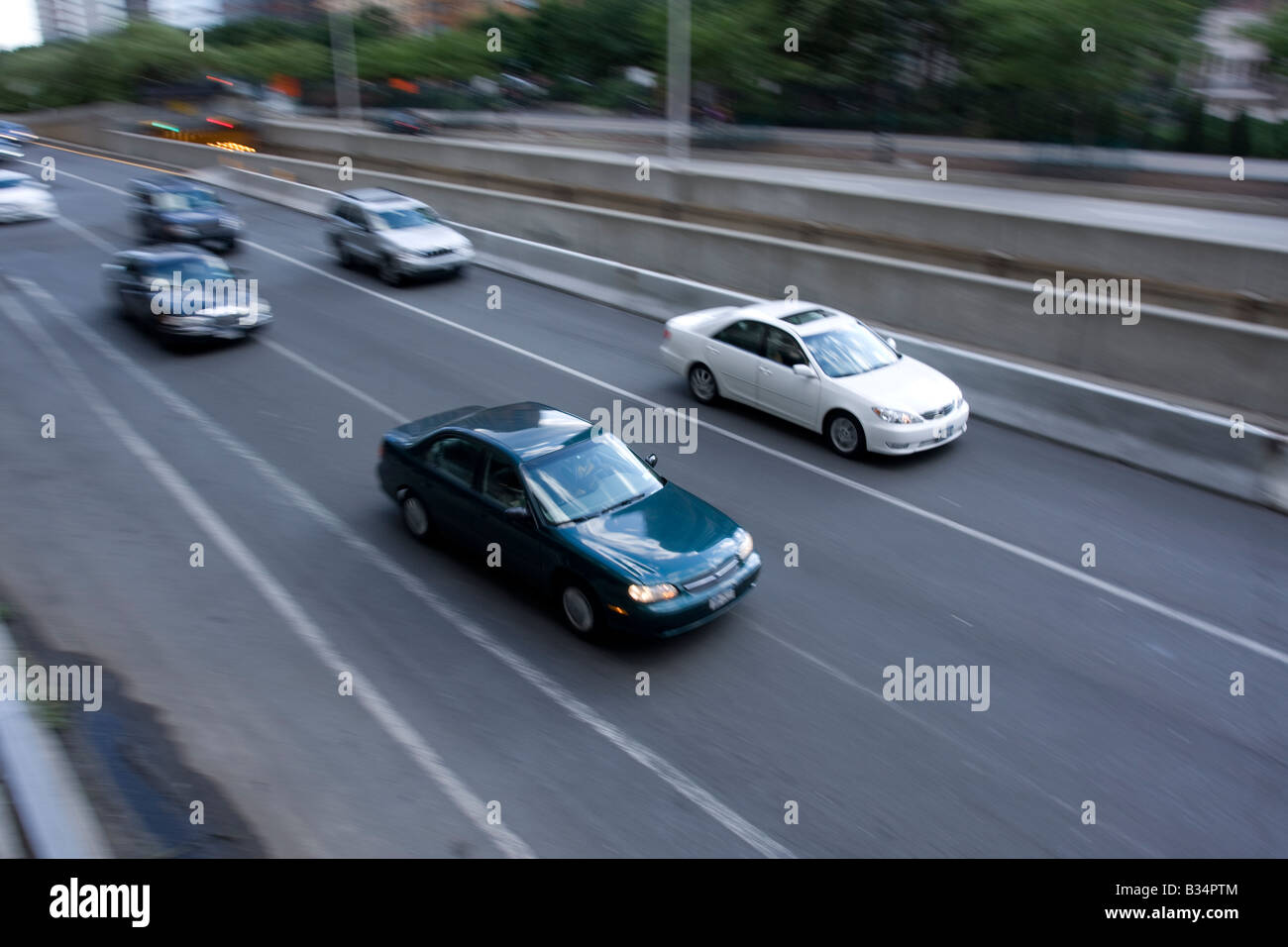 Cars driving lungo la West Side Highway in Manhattan, New York Foto Stock