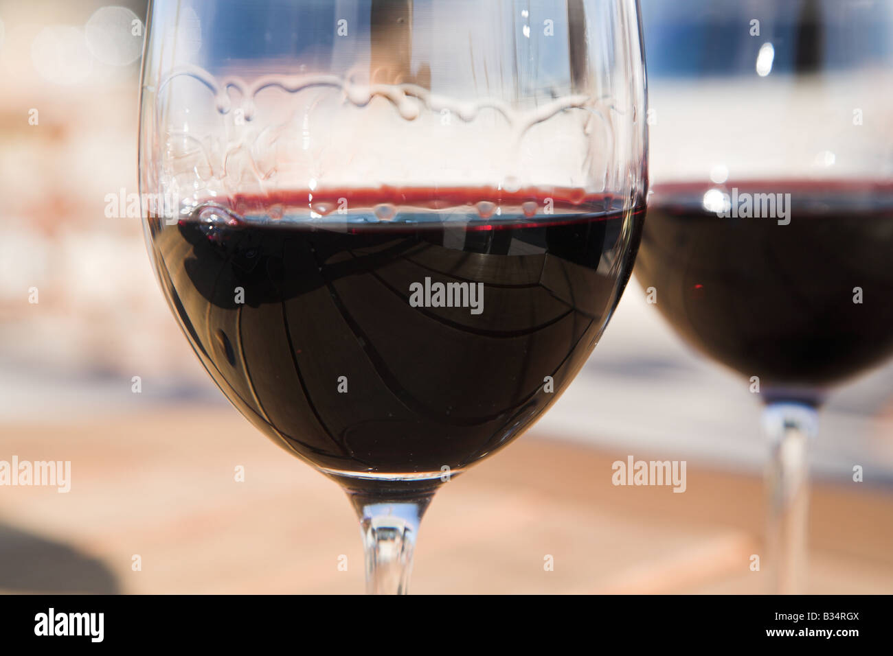 Bicchieri di vino Malbec, presso una cantina nella valle di Maipo Valley, Mendoza in Argentina. Foto Stock