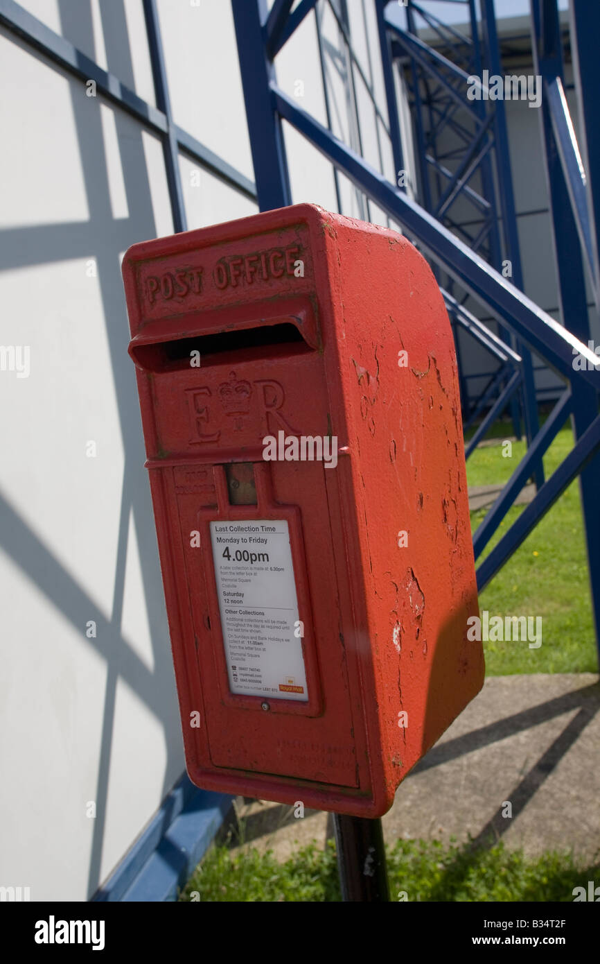 Red Post box EIIR ER fuori Snibston Discovery Center Coalville Leicester Foto Stock