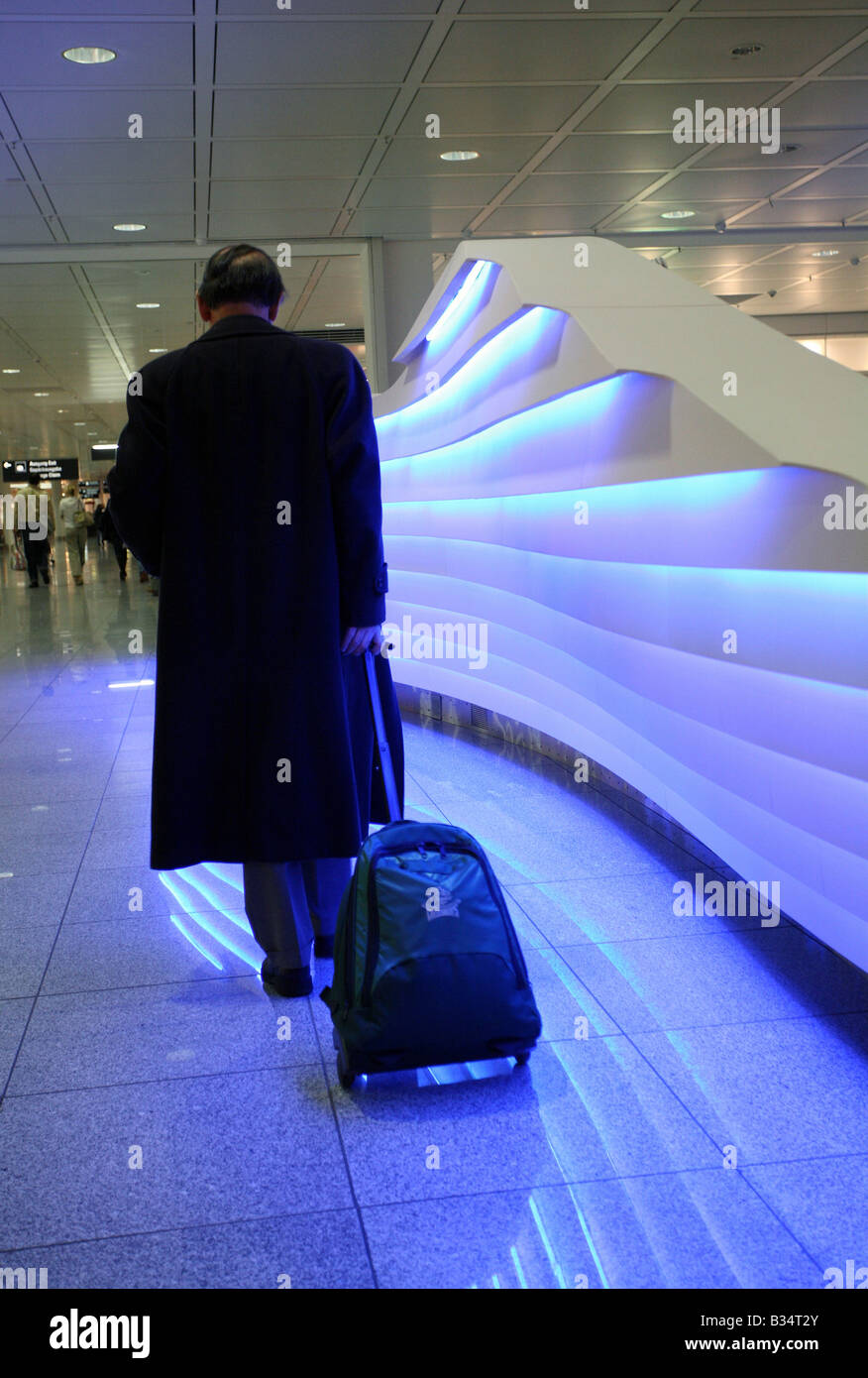 Un uomo di affari presso l'Aeroporto Franz Josef Strauss di Monaco di Baviera, Germania Foto Stock