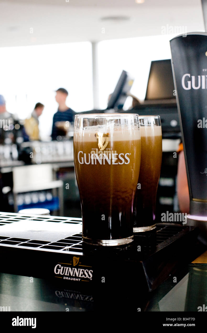 In omaggio due pinte di Guinness essendo lasciata depositare presso il bar Gravity alla Guinness Storehouse a Dublino Foto Stock