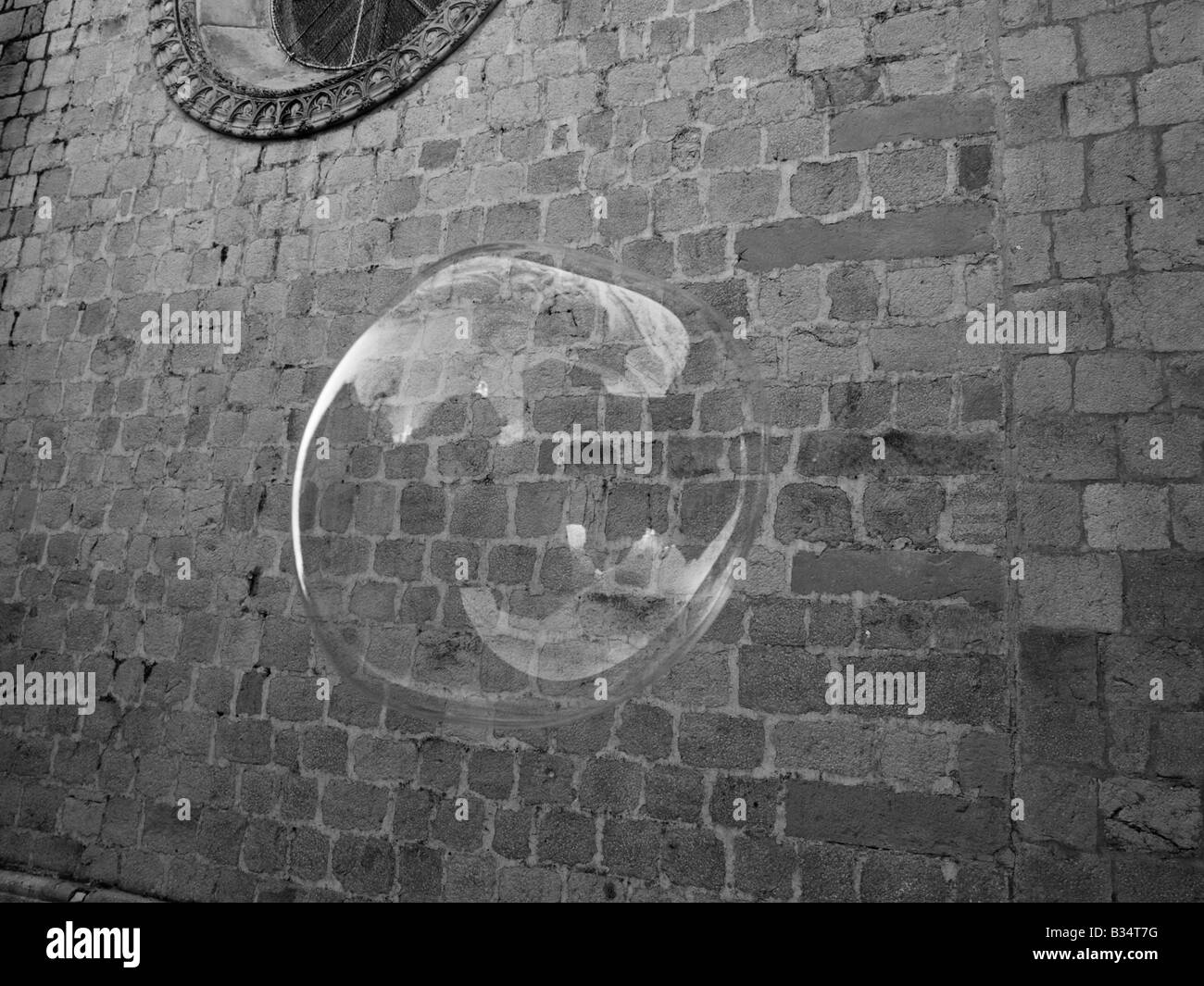 Una immagine in bianco e nero di un edificio. Foto Stock