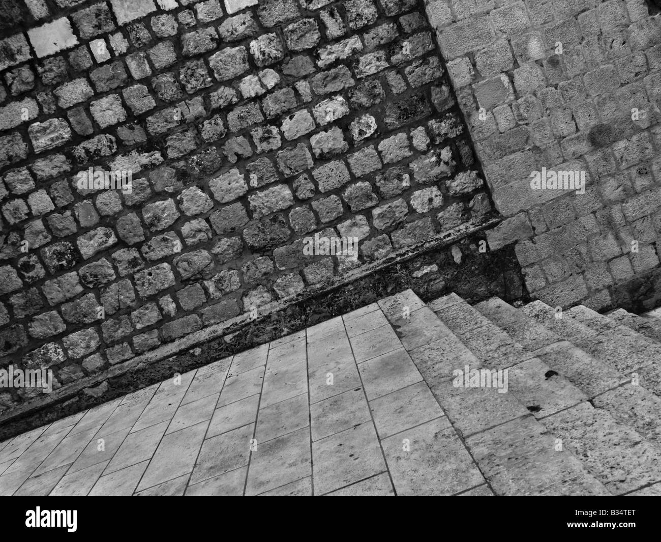 Una immagine in bianco e nero di un edificio. Foto Stock