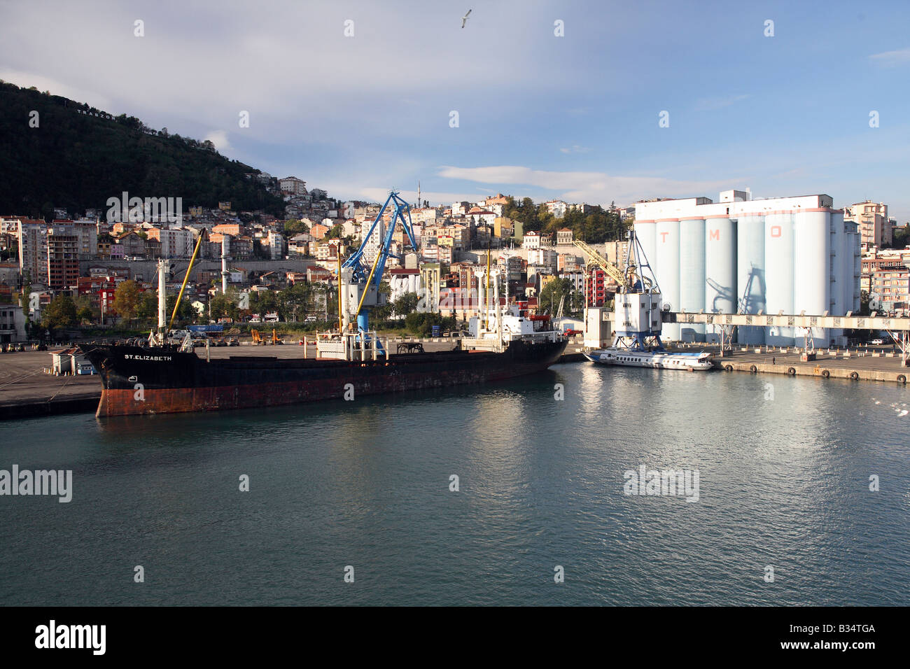 Una nave portacontainer nel porto della città Trabzon, Turchia Foto Stock