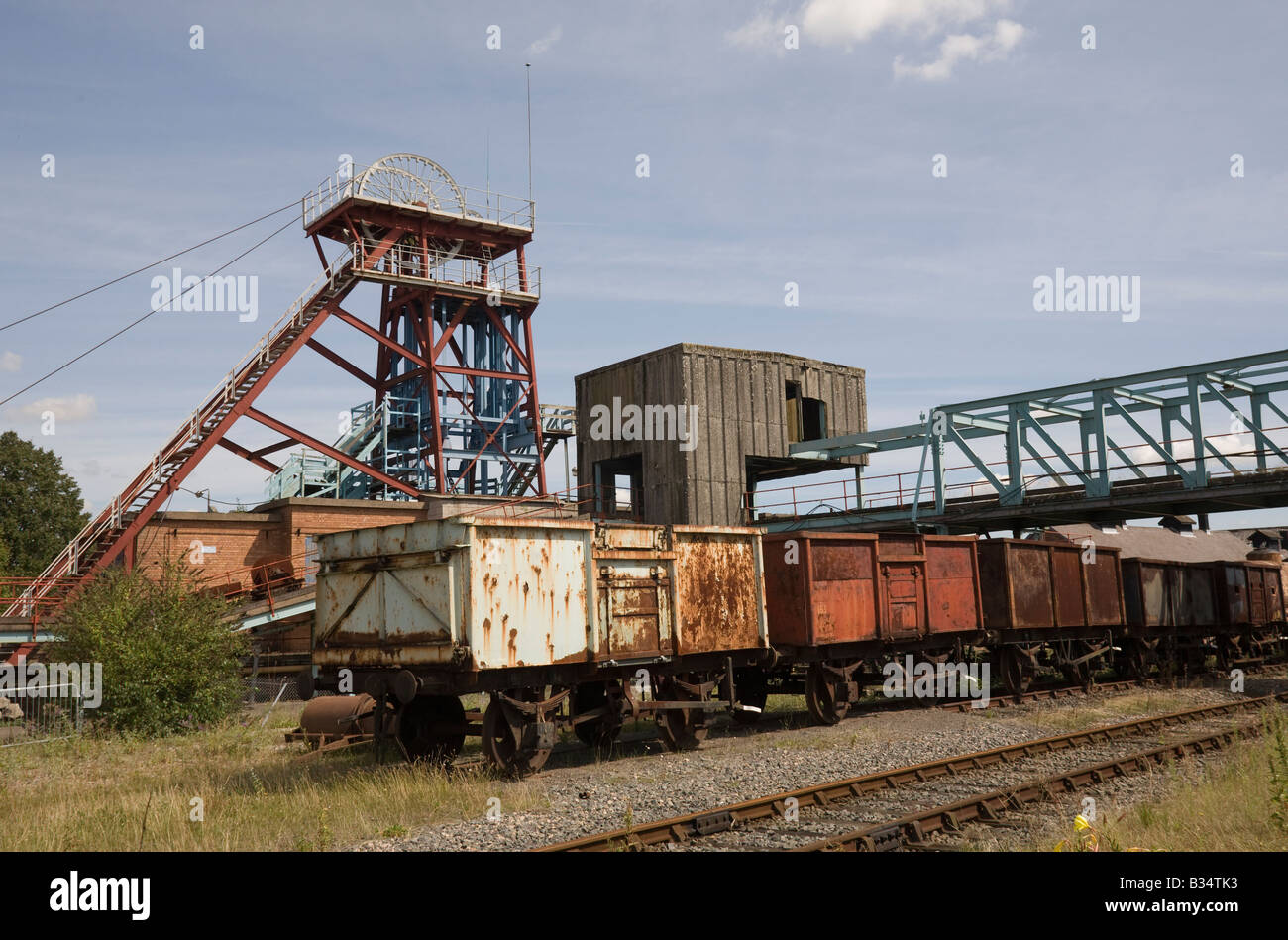 I carri di carbone Snibston Discovery Park, Coalville, Leicester. Ex miniera di carbone Leics GB UK museo minerario di trasporto del carbone il giorno fuori attr Foto Stock