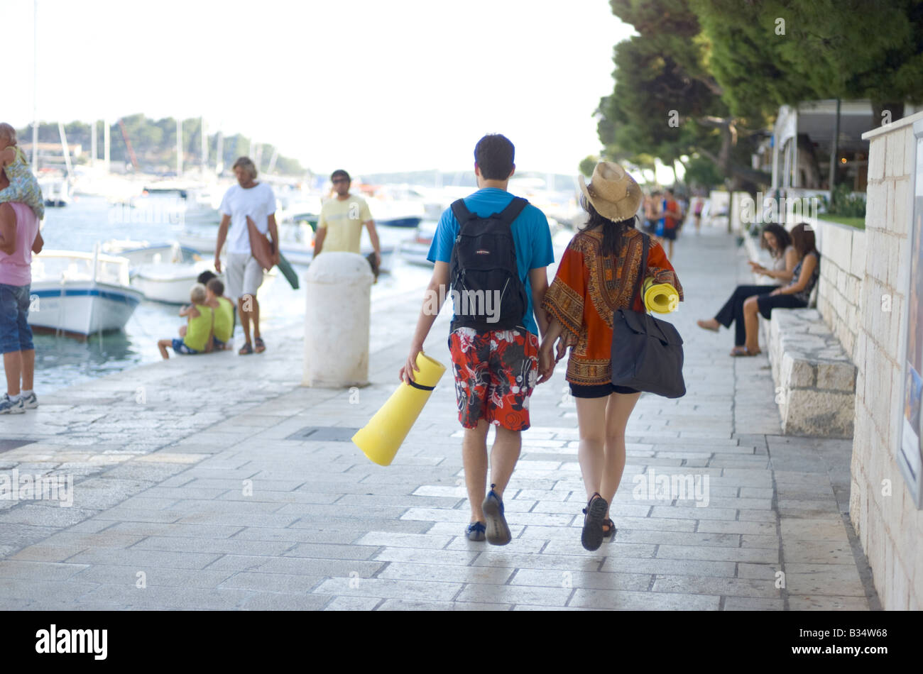 Bianco giovane coppia con luce attrezzature per il campeggio in vacanza sull'isola di Hvar Croazia Foto Stock