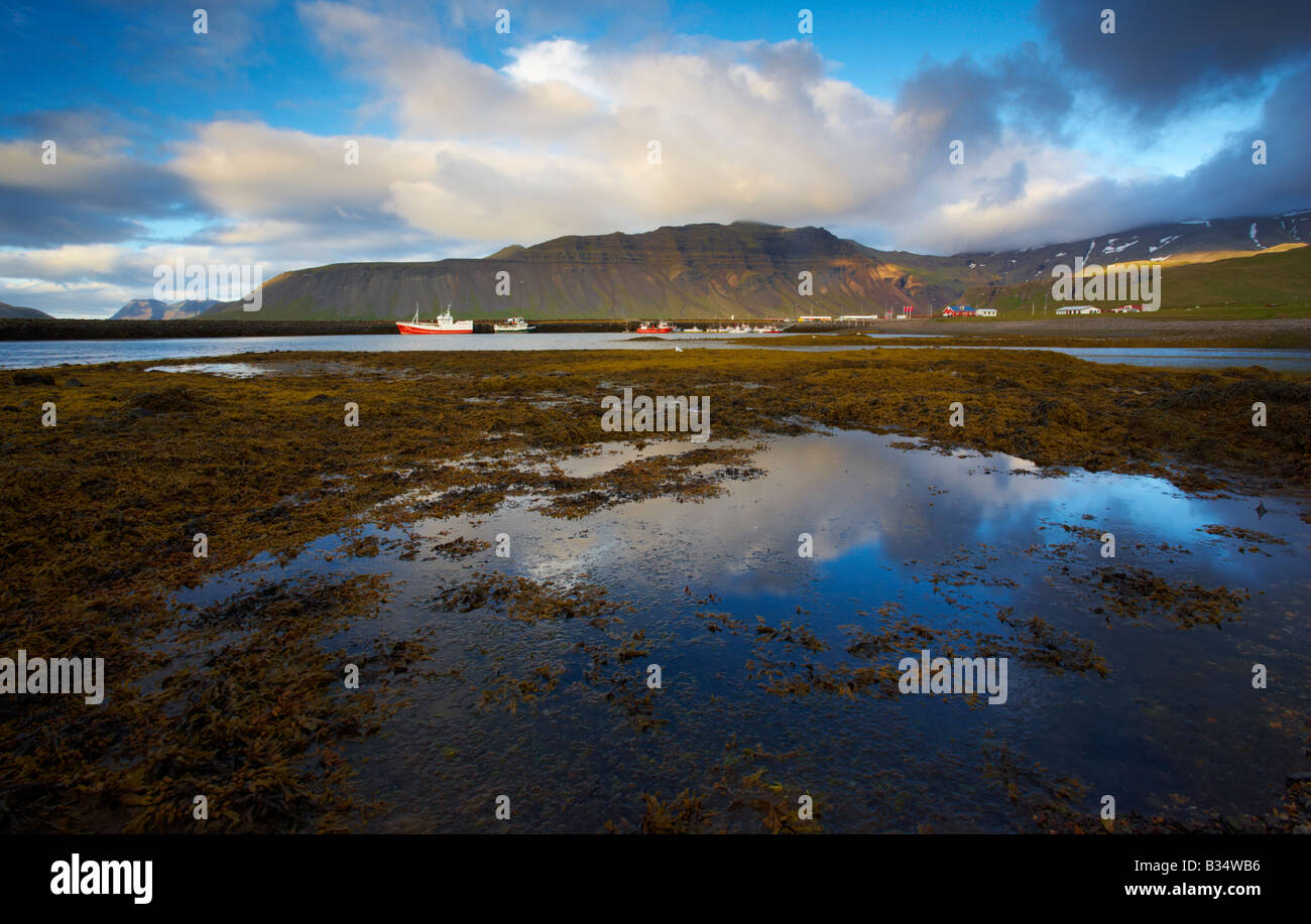 Una veduta del porto a Grundarfjordur sulla penisola di Snaefellsness di Islanda Foto Stock