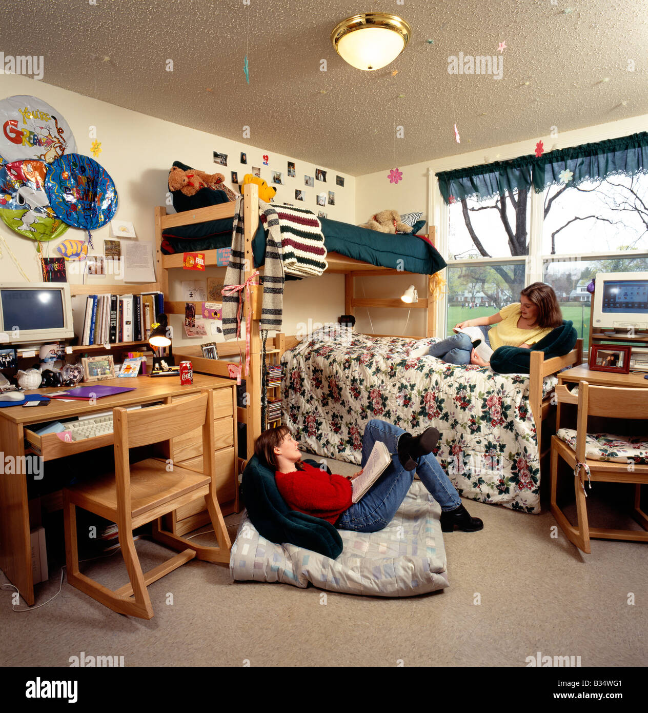 Gli studenti chat in un dormitorio camera al Muhlenberg College, Allentown, Pennsylvania, STATI UNITI D'AMERICA Foto Stock