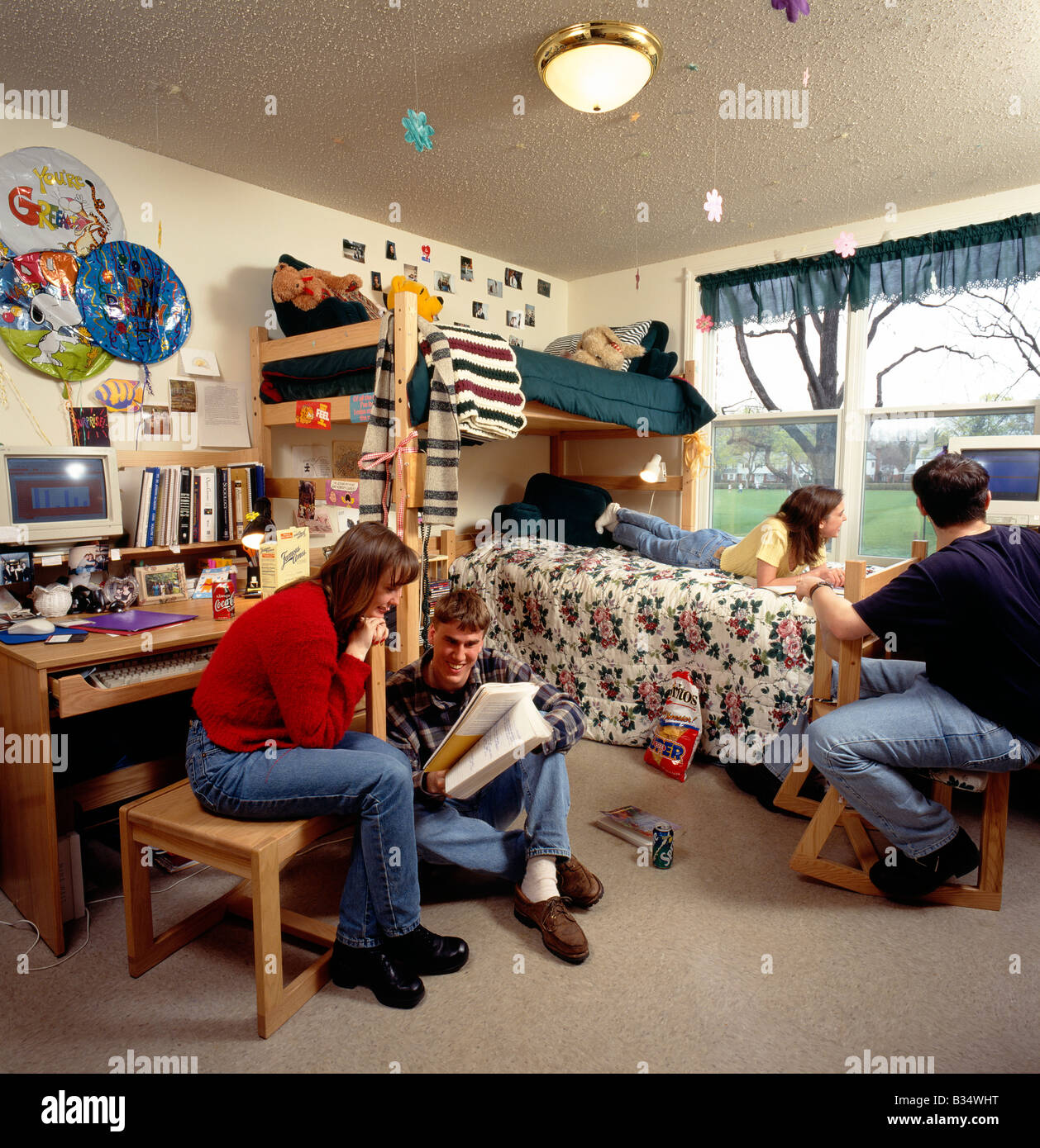 Gli studenti chat in un dormitorio camera al Muhlenberg College, Allentown, Pennsylvania, STATI UNITI D'AMERICA Foto Stock