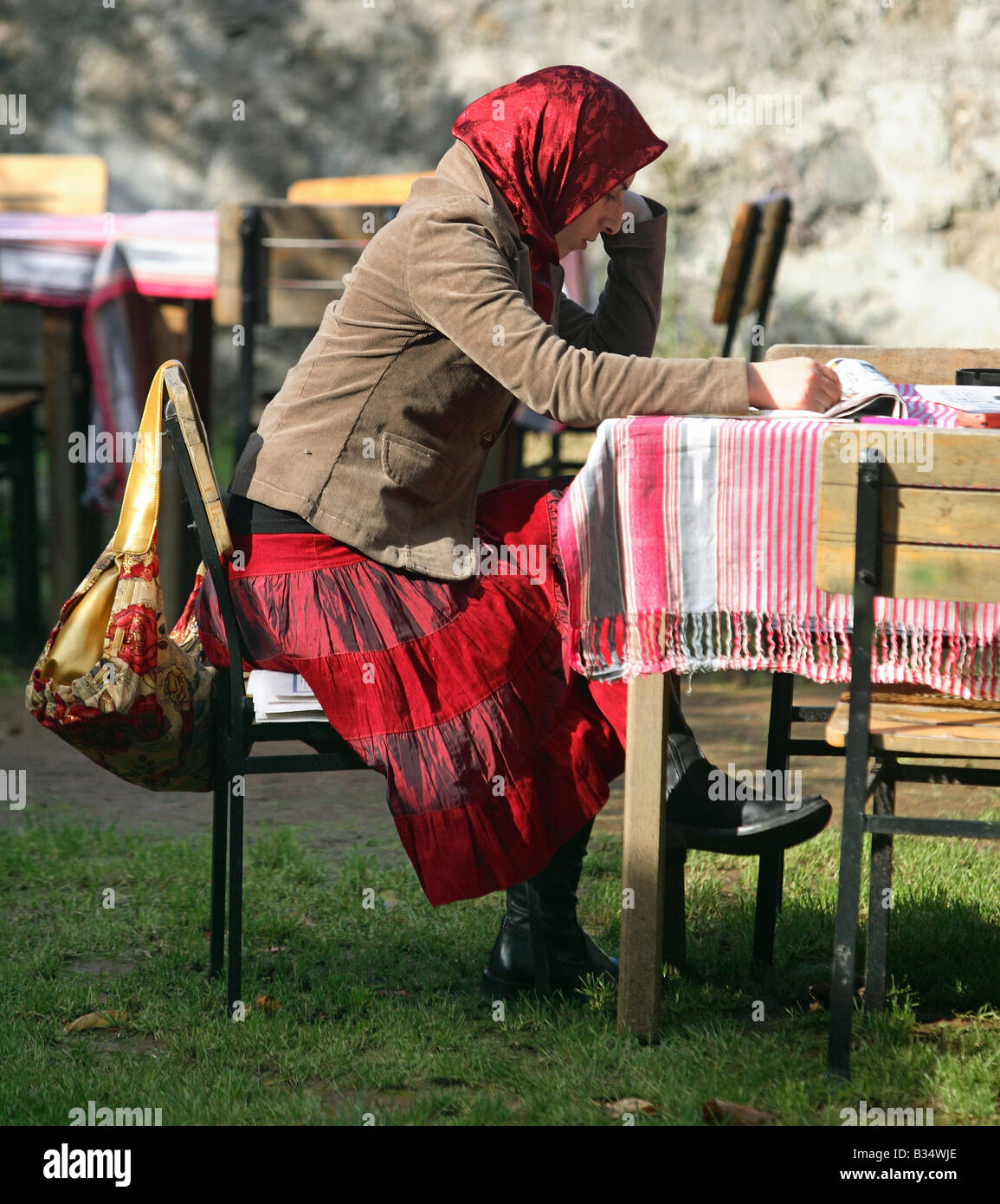 Donna turca che la lettura di un quotidiano, Trabzon, Turchia Foto Stock