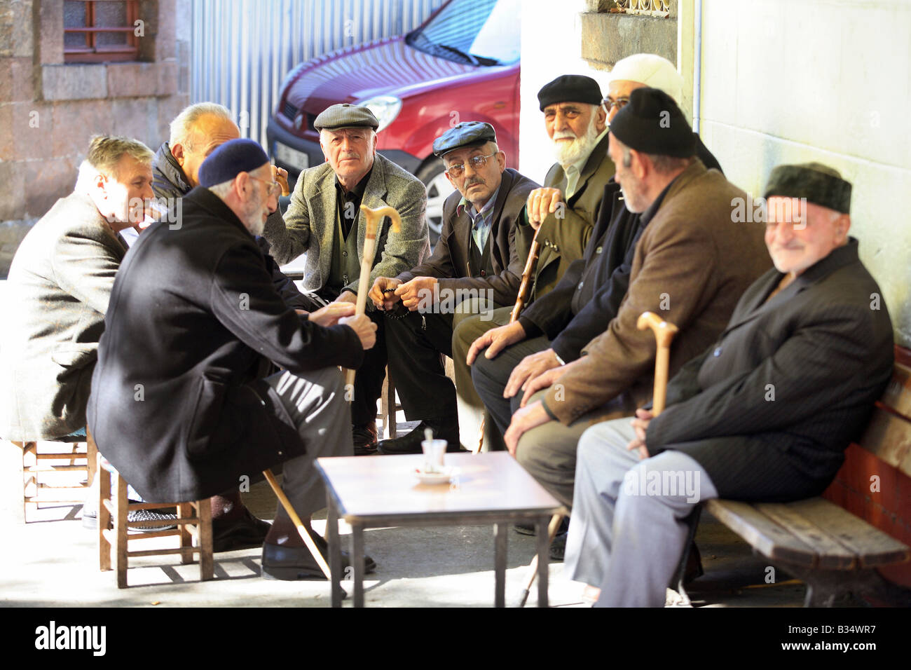 Gruppo di vecchi durante una conversazione, Trabzon, Turchia Foto Stock