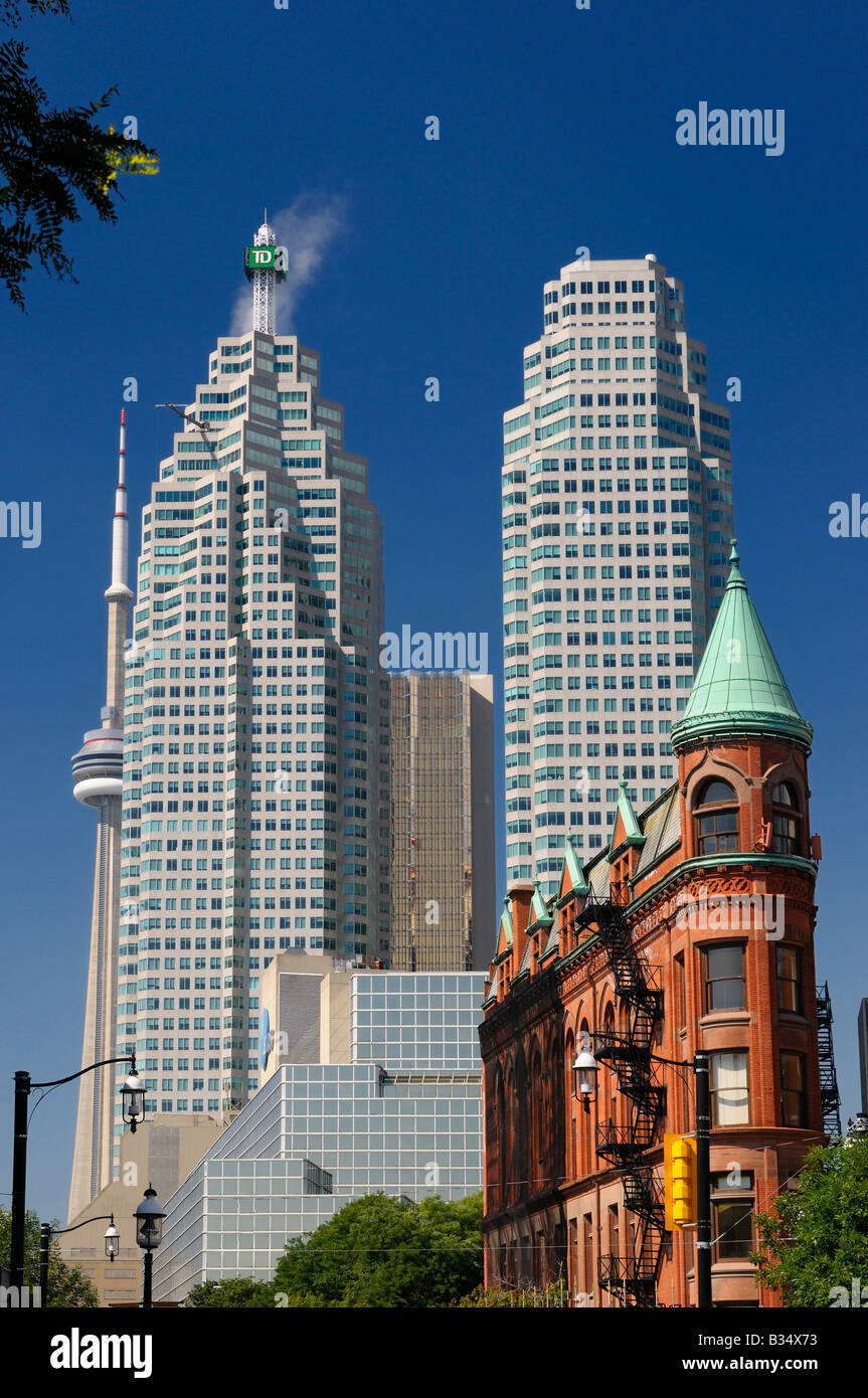 Mattone rosso Flatiron Building nella parte anteriore e a Wellington nel centro cittadino di Toronto con torre finanziaria grattacieli Foto Stock