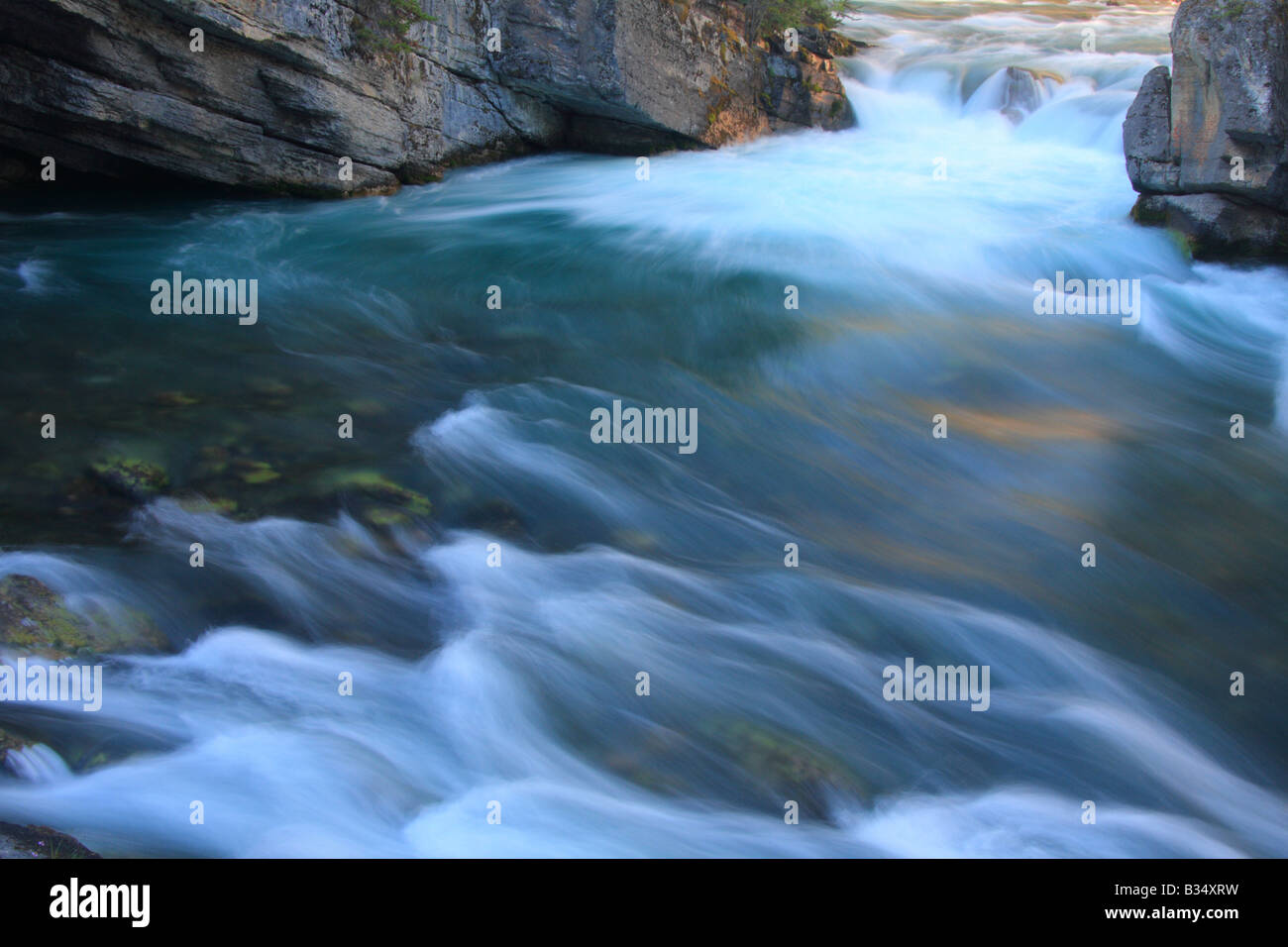 Un fiume veloce del Canyon Maligne, Alberta Foto Stock