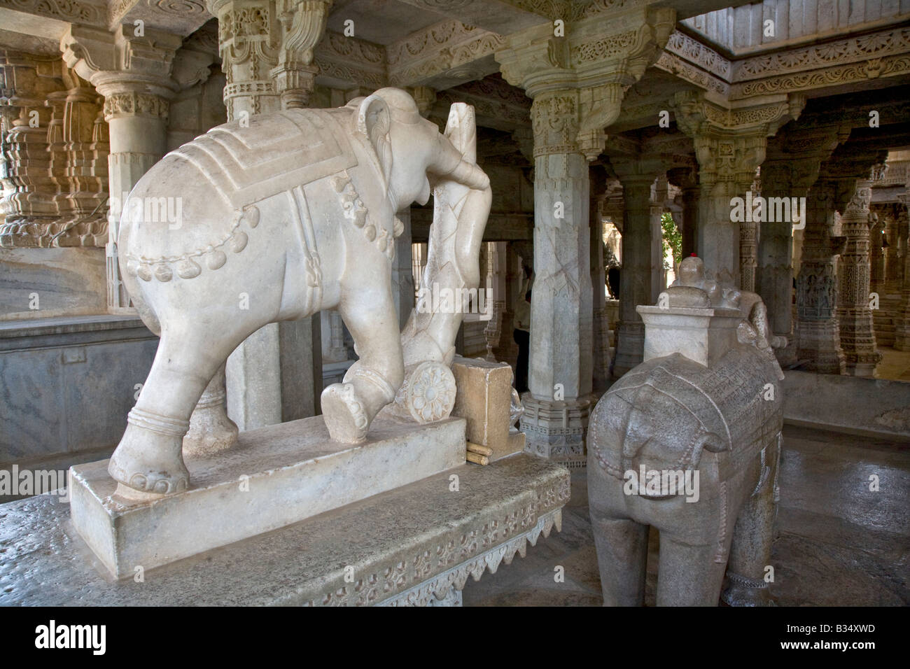 Scolpito in marmo bianco elefante dentro il CHAUMUKHA MANDIR TEMPIO DI RANAKPUR nel distretto di pali del Rajasthan vicino Sadri INDIA Foto Stock