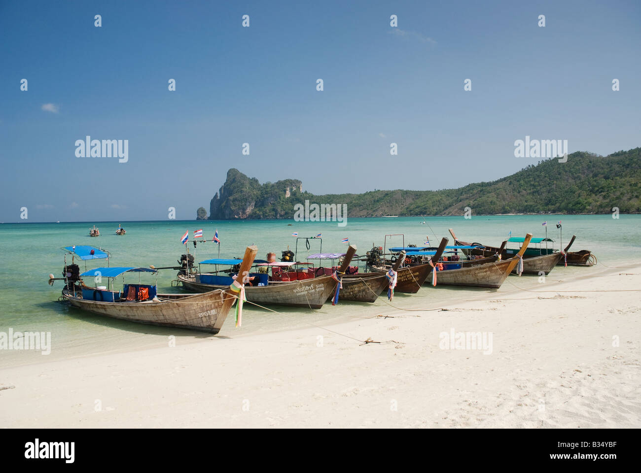 Vista della spiaggia e barche su tropical Ko Phi Phi island, Thailandia meridionale, Asia Foto Stock