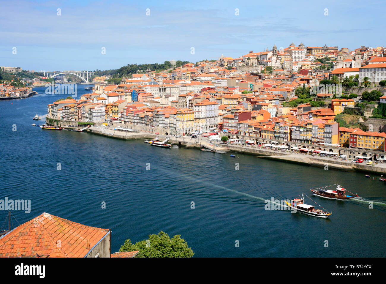 Vista panoramica del vino di Porto barche sul Rio Douro e la città vecchia di Porto Foto Stock