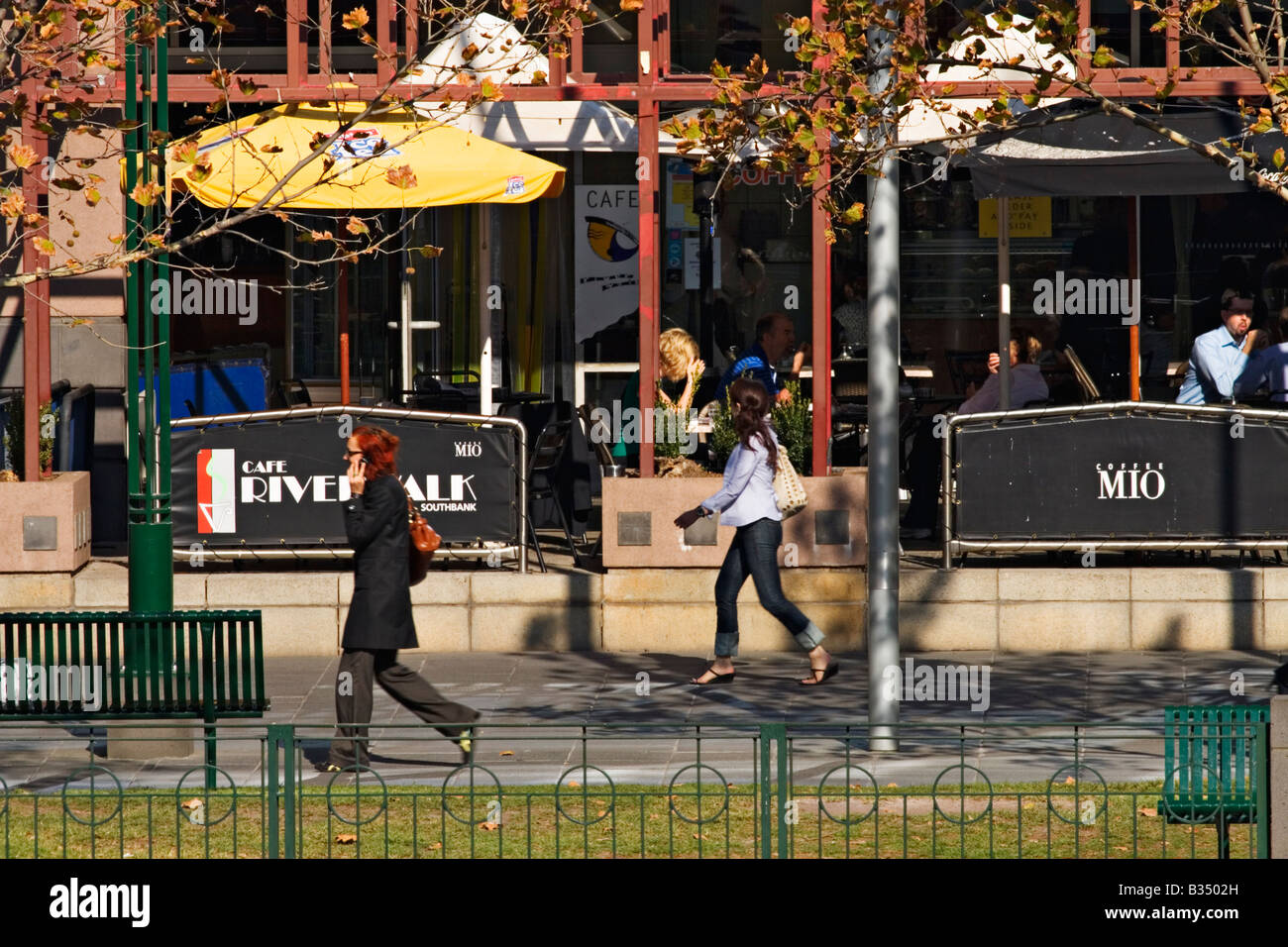 Melbourne Cityscape / pedoni e Diners godono di una soleggiata giornata autunnale a Southbank / Southgate in Melbourne Victoria Australia. Foto Stock