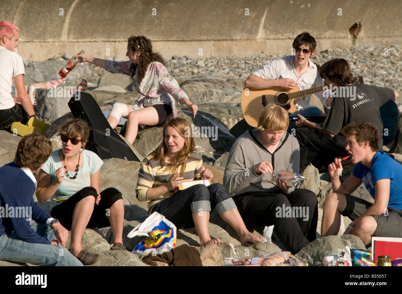 Gruppo di adolescenti sulla spiaggia in Aberystwyth celebrando il loro un livello risultati esame Wales UK Foto Stock