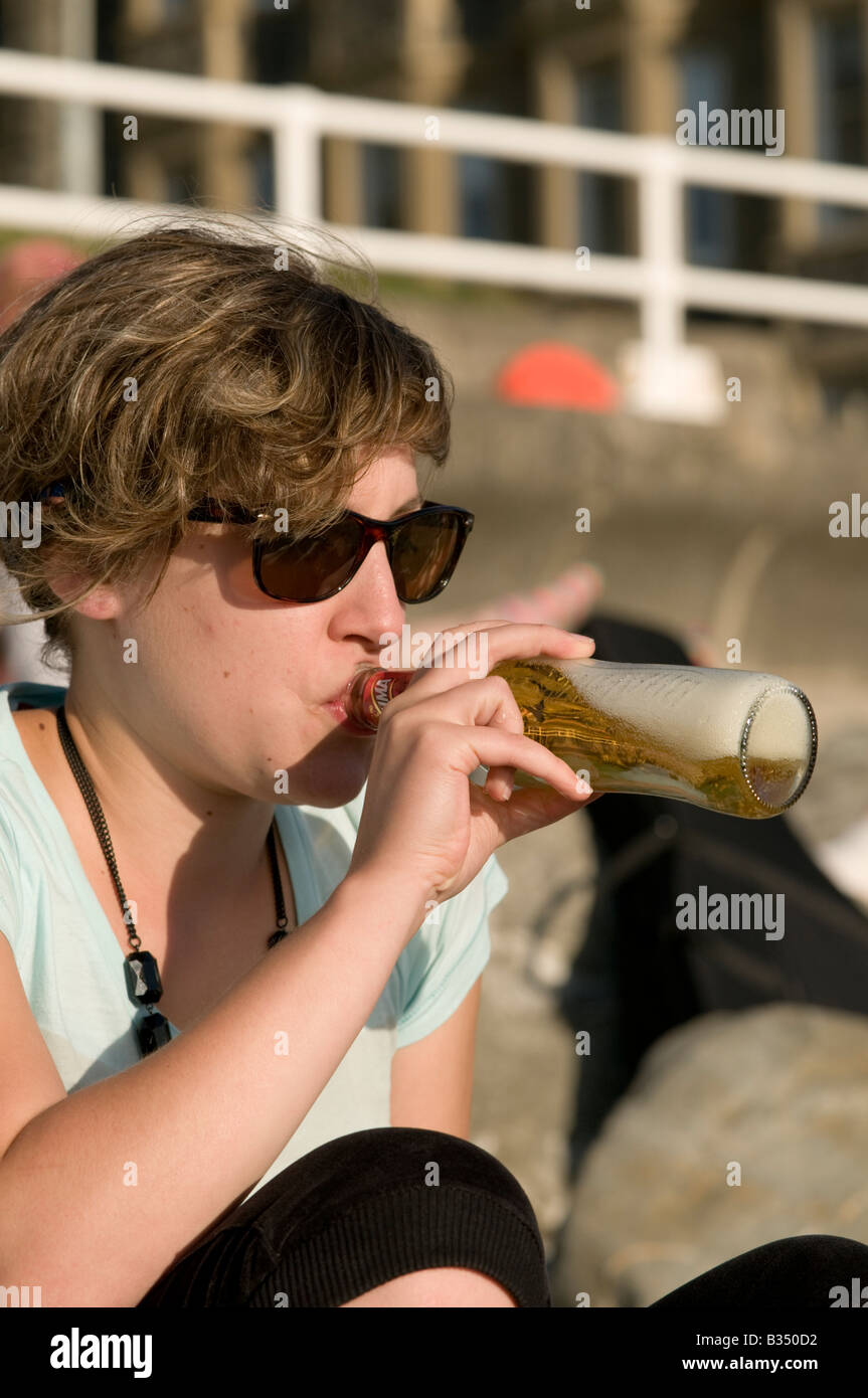 Giovane ragazza adolescente di bere una bottiglia di birra celebra il suo un livello risultati esame Aberystwyth Wales UK Foto Stock