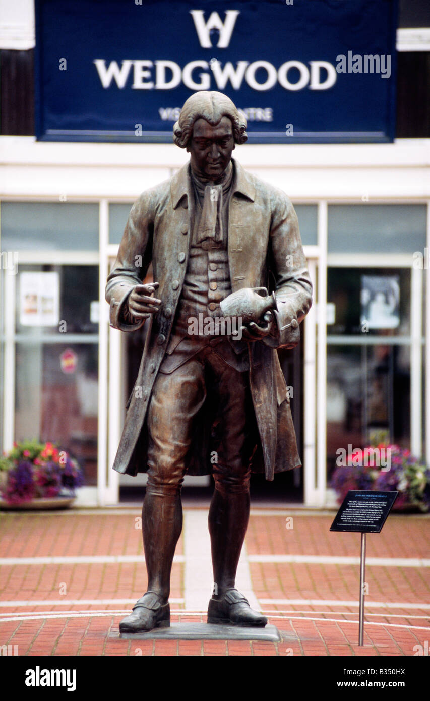 Credito foto DOUG BLANE Statua di Josiah Wedgwood figli in ceramica 1730 1795 Stoke on Trent Staffordshire Inghilterra Gran Bretagna Foto Stock