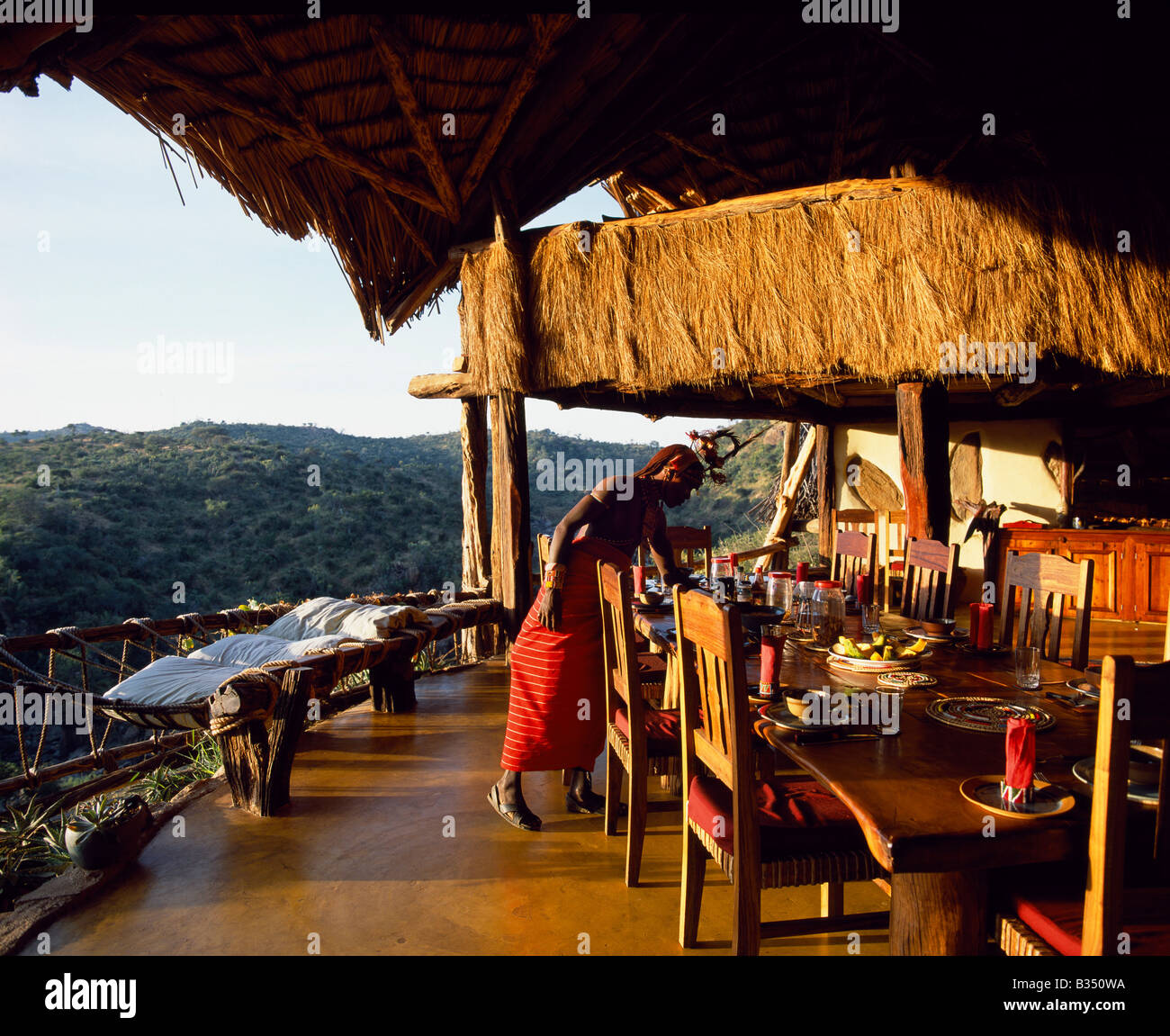 Kenya, Laikipia. La prima colazione di cui all'aperto a vetrina sala da pranzo a Sabuk. Foto Stock