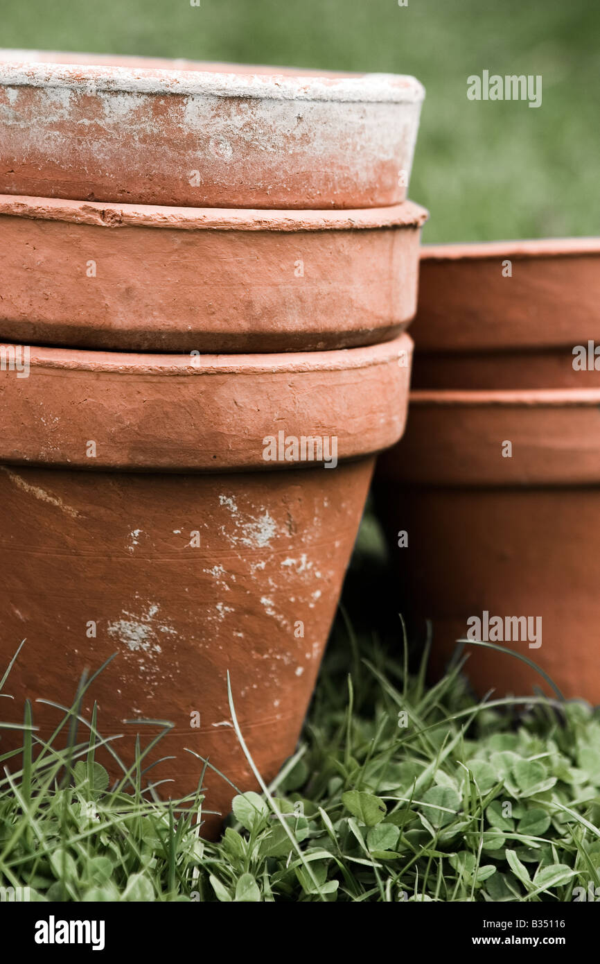 Una pila di vecchi vasi in terracotta Foto Stock