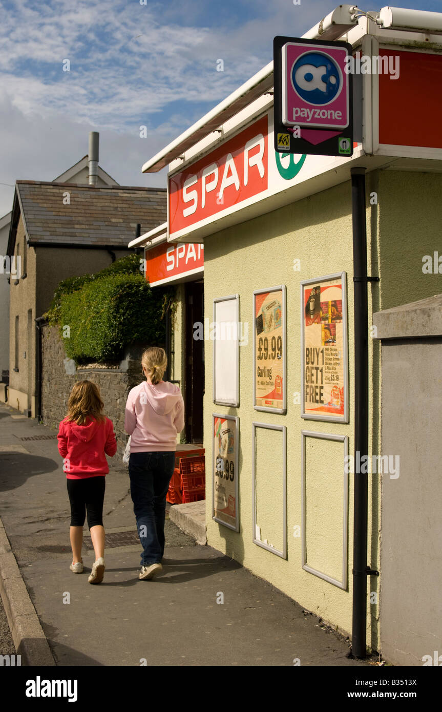 Spar convenience food store Aberystwyth Wales UK - due giovani ragazze passata a piedi parte anteriore del negozio Foto Stock