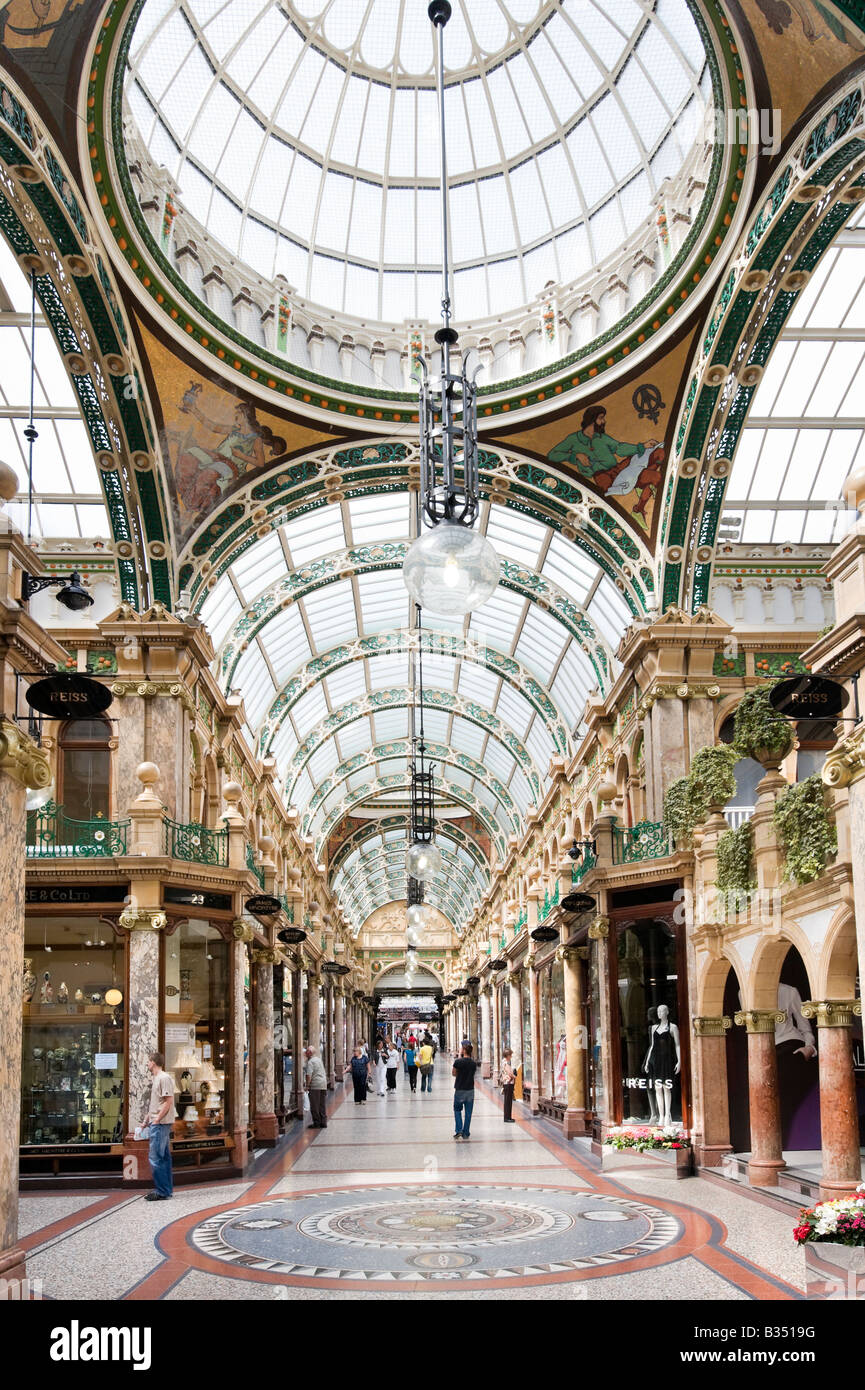 Negozi nella contea di Arcade nel quartiere di Victoria, BRIGGATE, Leeds, West Yorkshire, Inghilterra Foto Stock