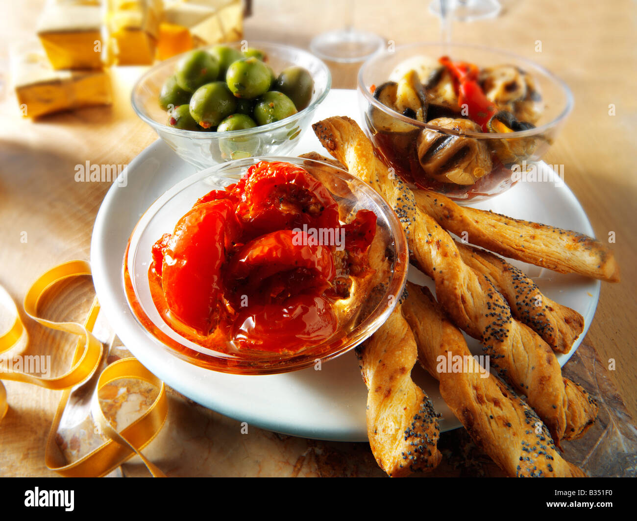 Parte cibo anti pasta - sun blushed pomodori, funghi e verdure arrosto e olive con grissini. Foto Stock