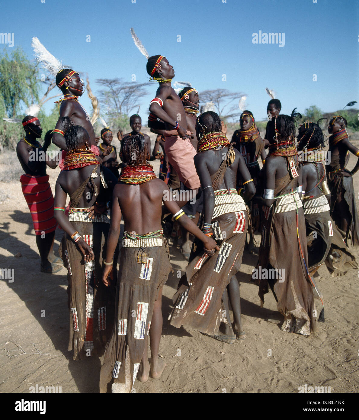 Kenya, Turkana, Nachola. La canzone è una forma d'arte radicata nella cultura Turkana. Alla fine di una sessione di danza, i partecipanti hanno invariabilmente godetevi la canzone dei tori. A ogni giovane avrà centro-fase a esaltare le lodi del suo favorito ox. Sarà lui a spiegare come è venuto in suo possesso, i suoi segni distintivi e con le braccia tese, imitare la forma delle sue corna. Foto Stock