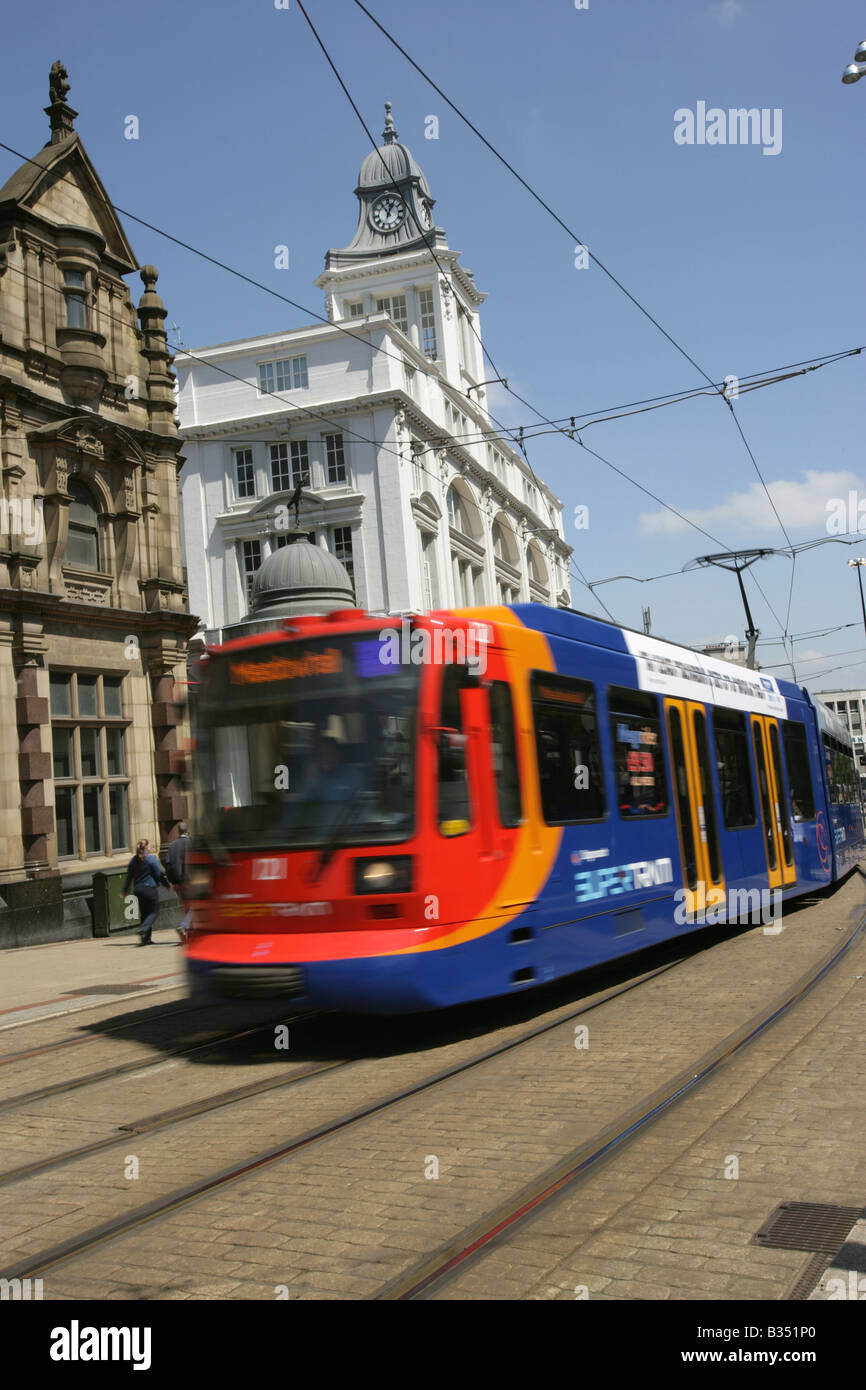 Città di Sheffield, in Inghilterra. Un trasporto pubblico in transito Supertram di Sheffield High Street. Foto Stock